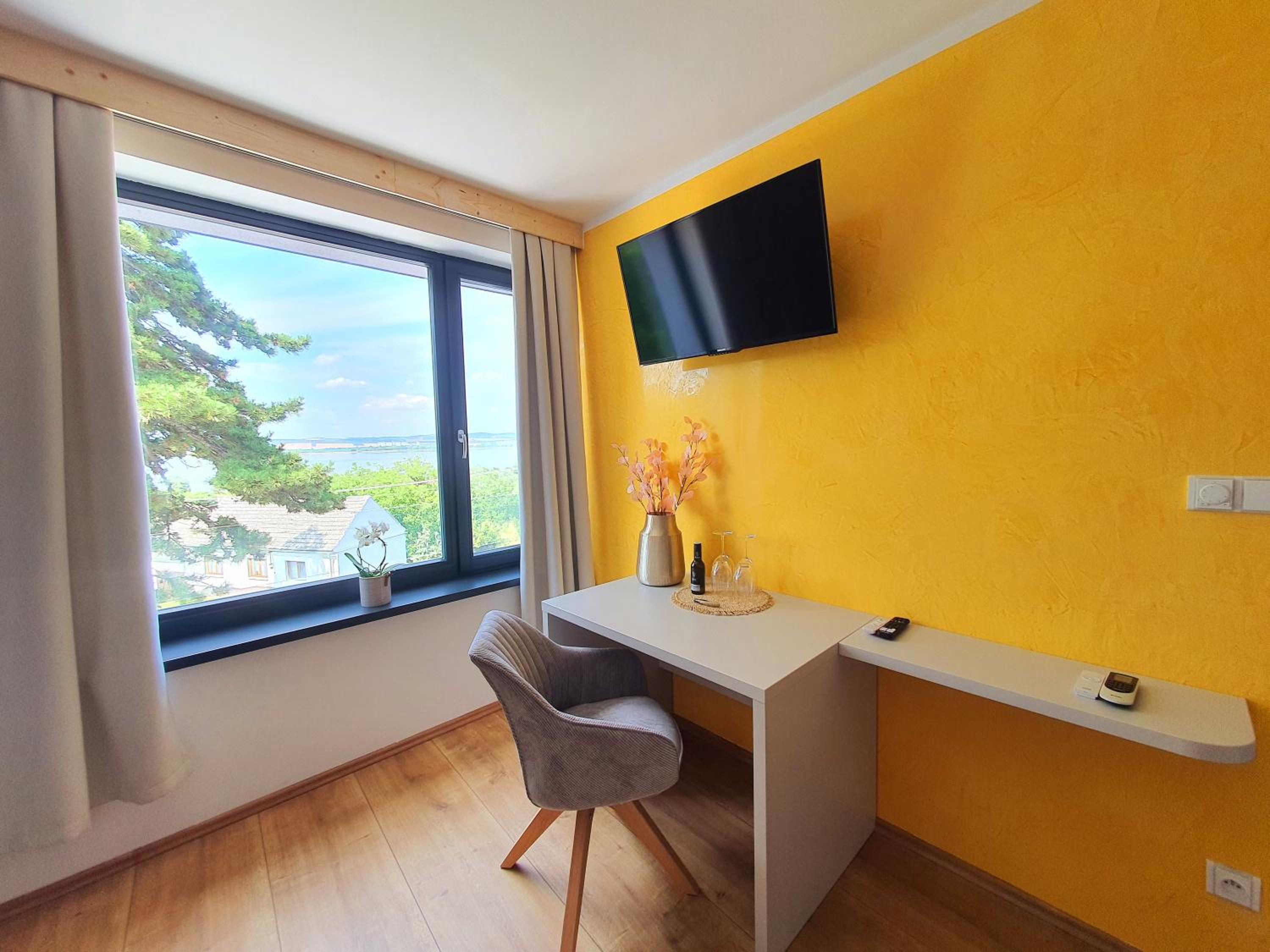 Deluxe Double Room with Shower photo 3