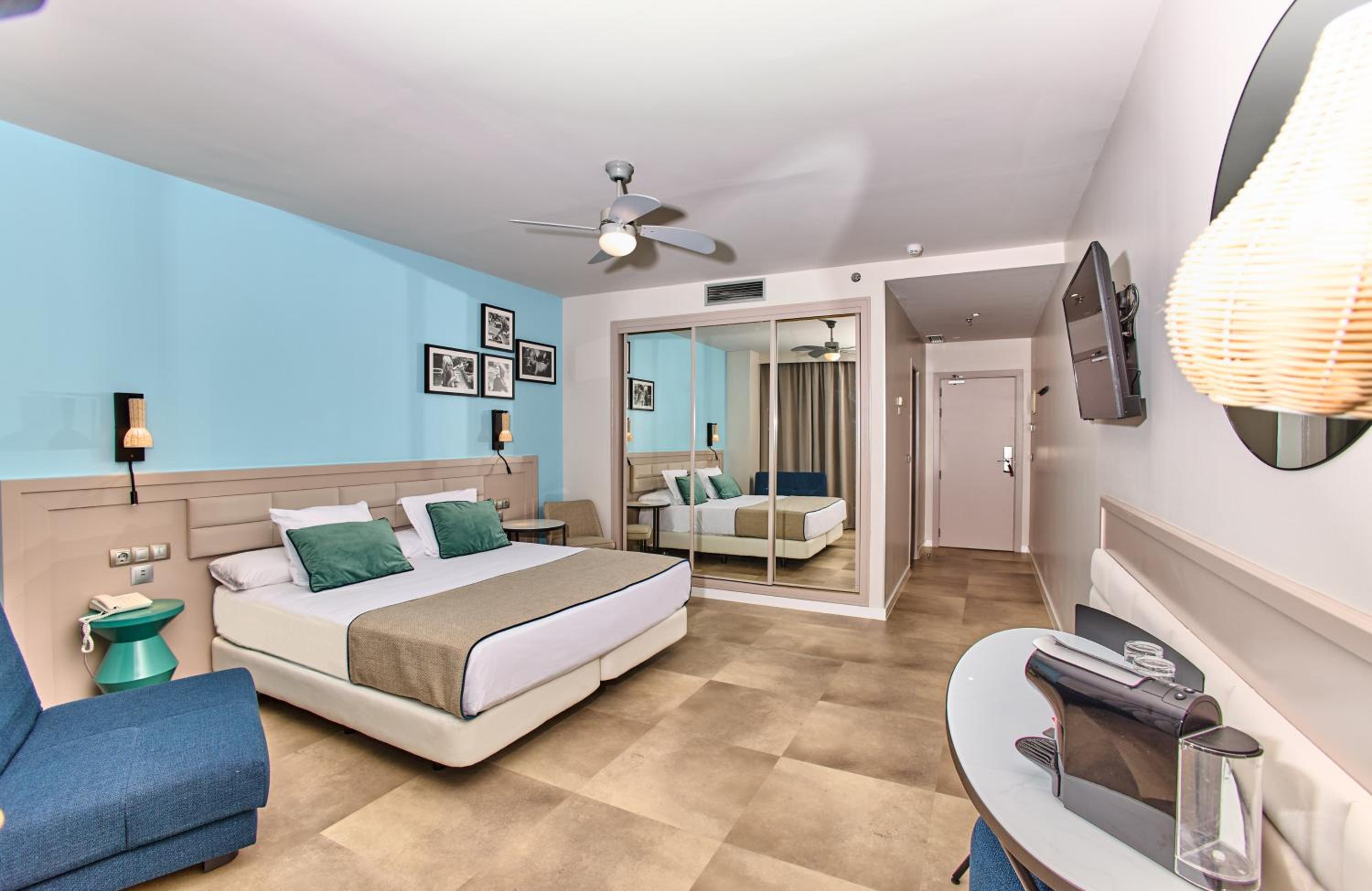 Superior Quadruple Room with Lateral Sea View thumbnail 5