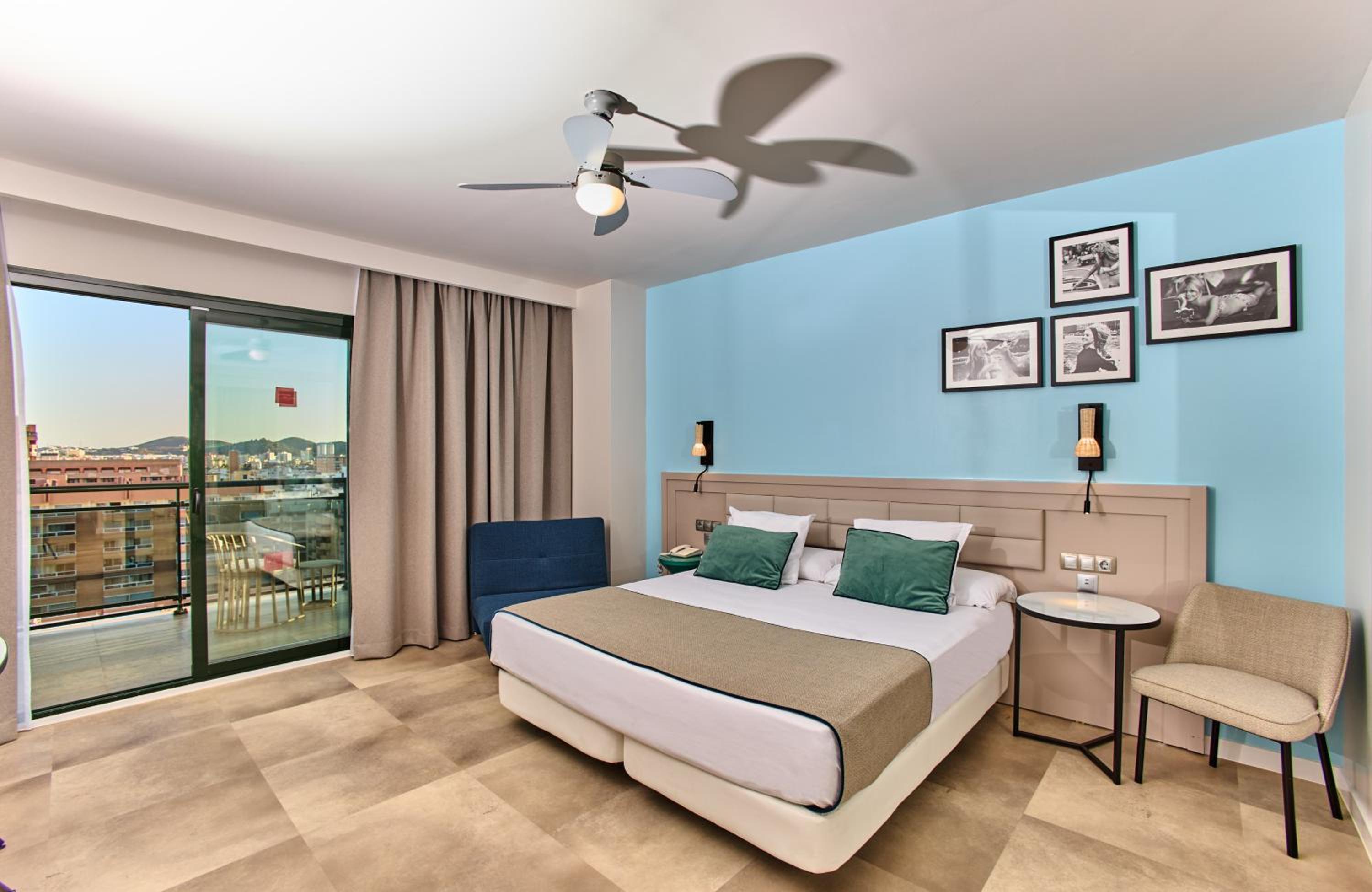 Superior Quadruple Room with Lateral Sea View