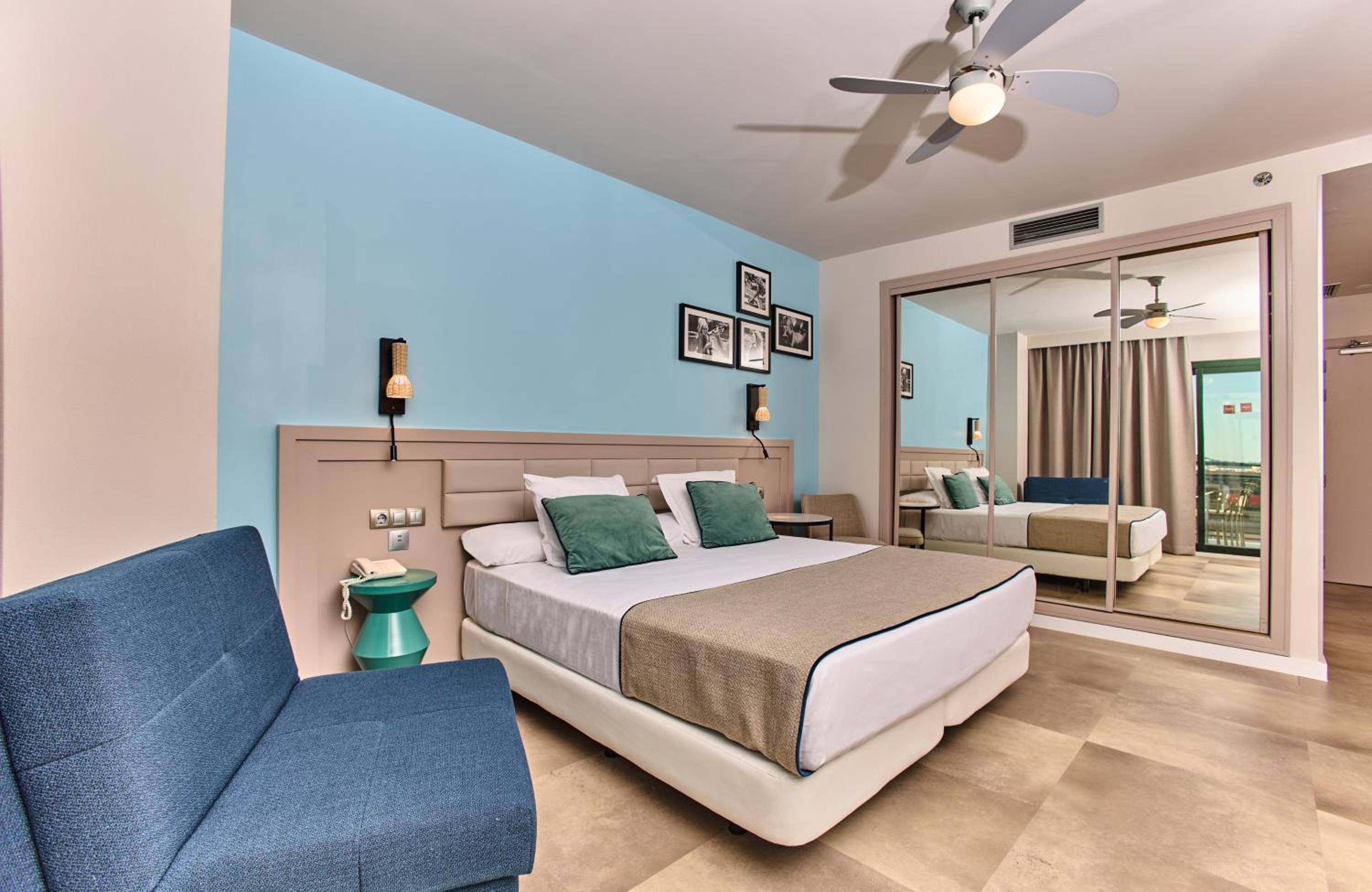 Superior Triple Room with Lateral Sea View thumbnail 5