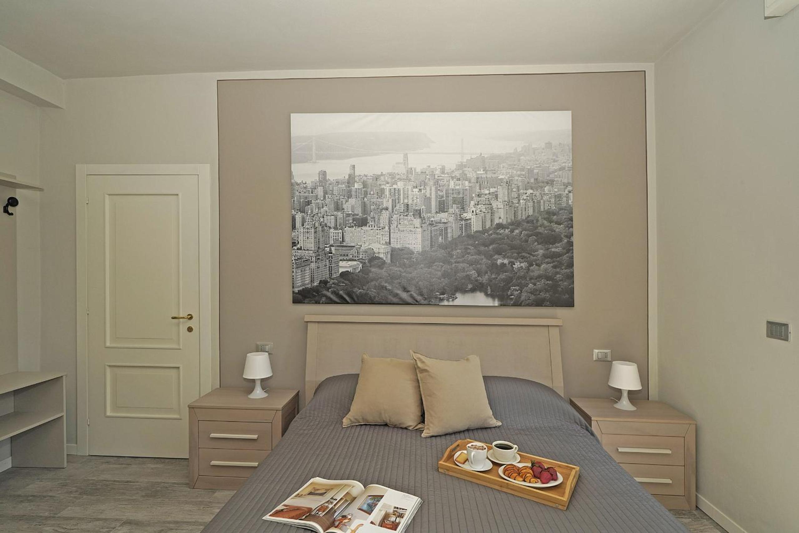One-Bedroom Apartment photo 1