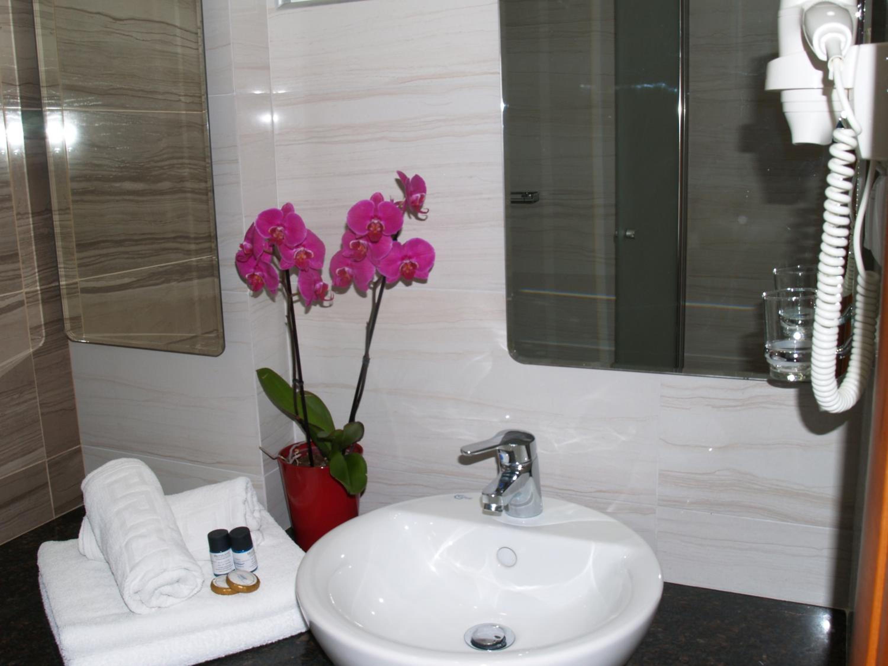 Two-Bedroom Apartment (4 Adults) - Photo 6