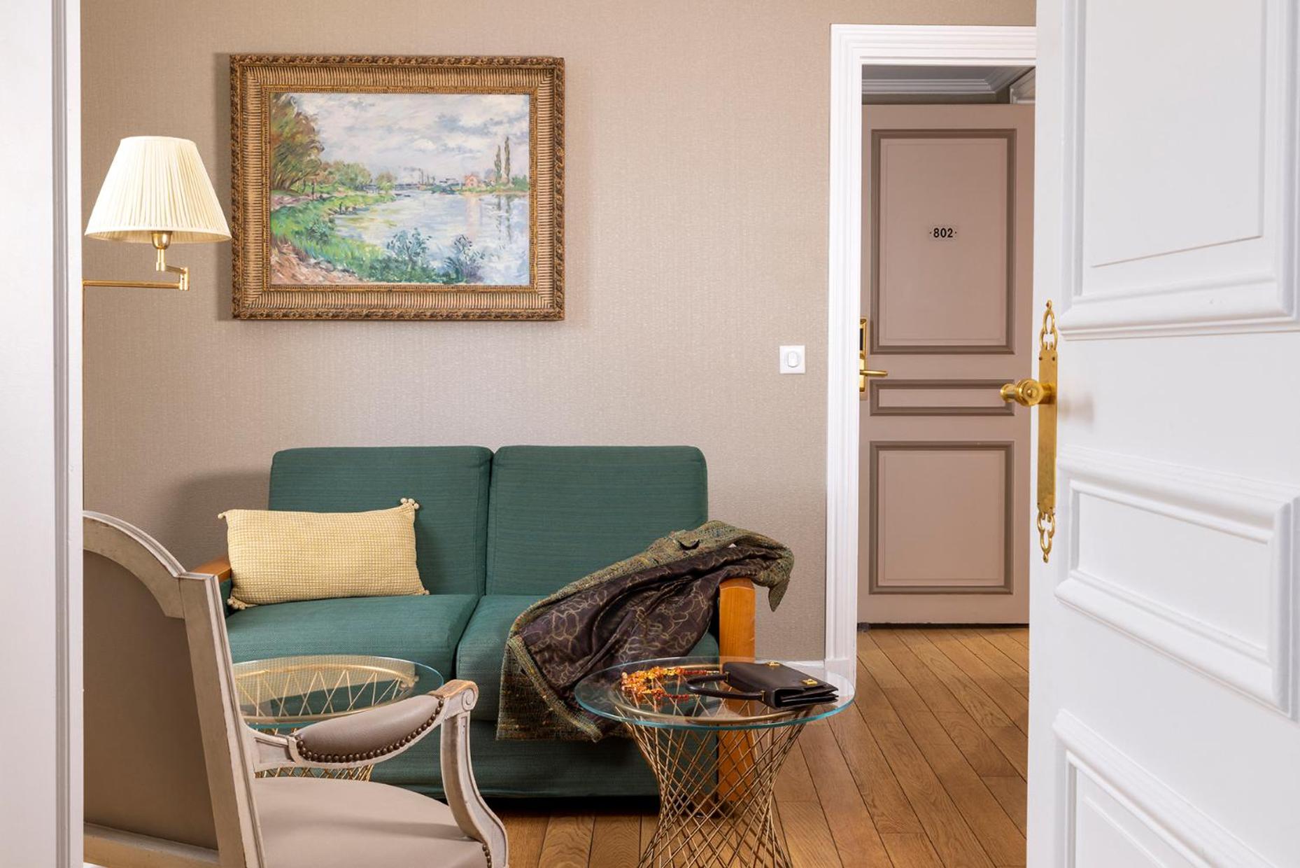 Suite - Photo 1