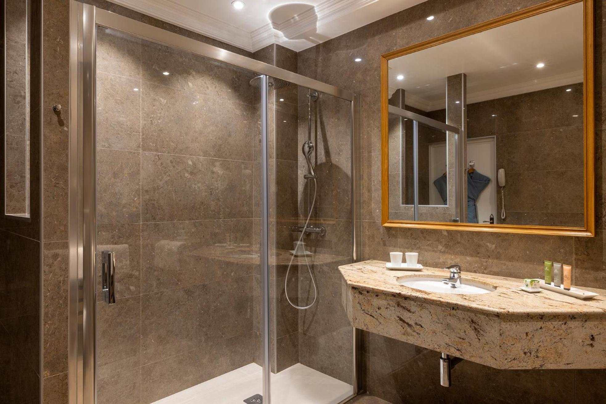 Suite - Photo 10