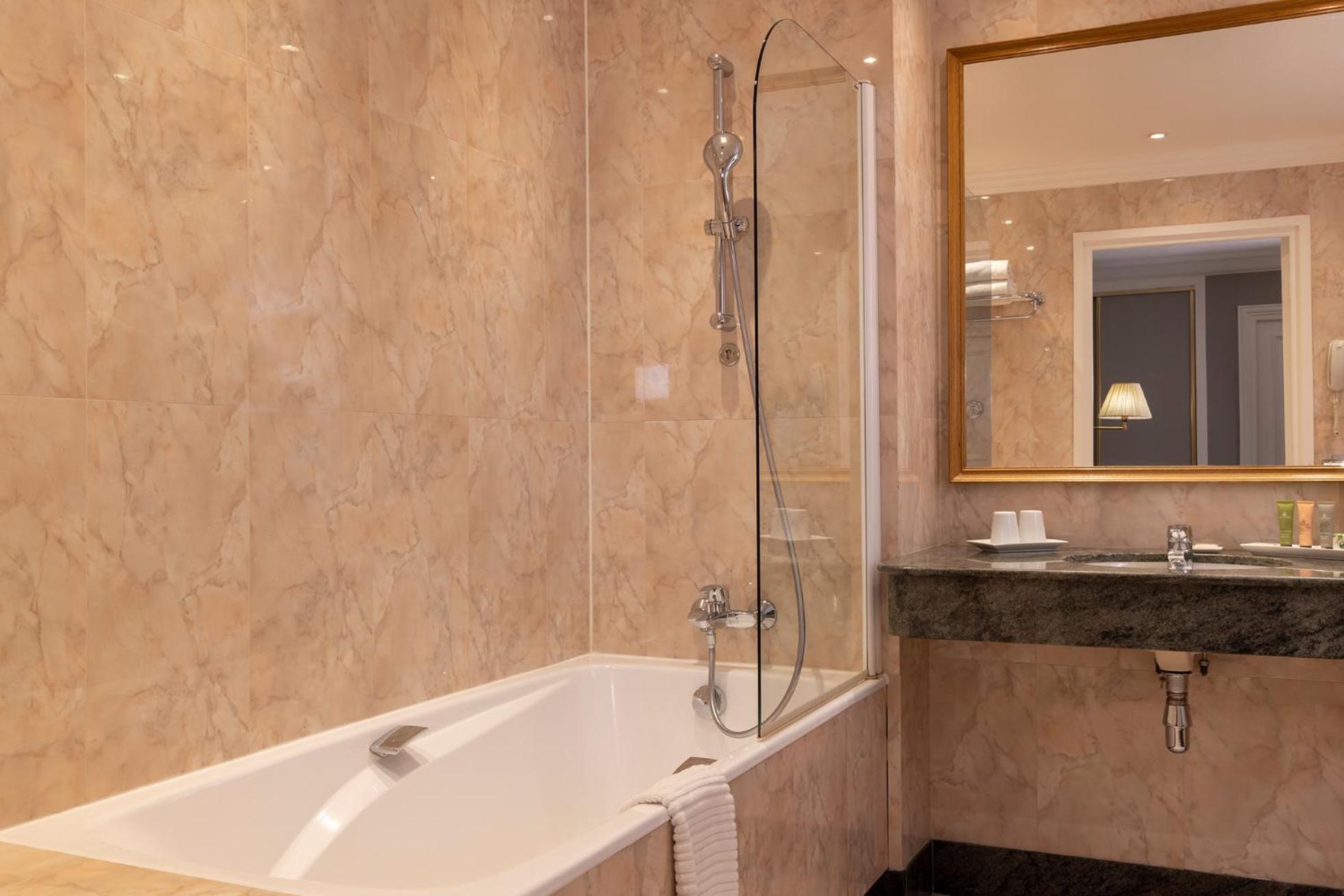 Suite with Terrace with Eiffel Tower View - Photo 3