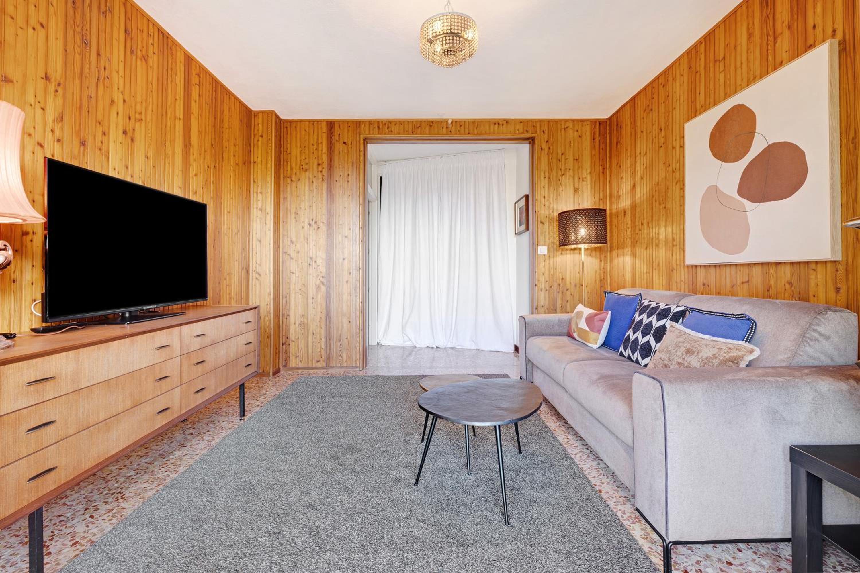 One-Bedroom Apartment with Lake View