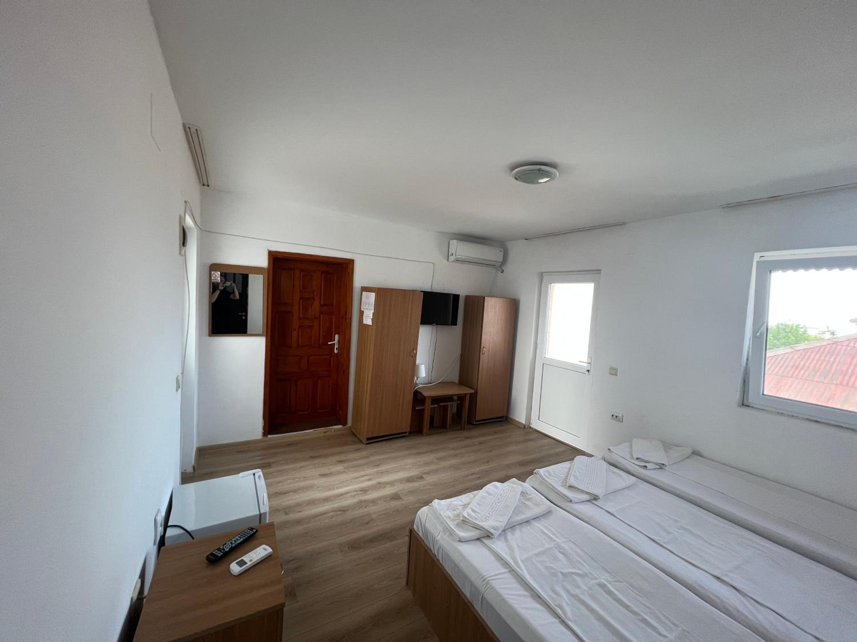 Triple Room with Private Bathroom - Photo 7