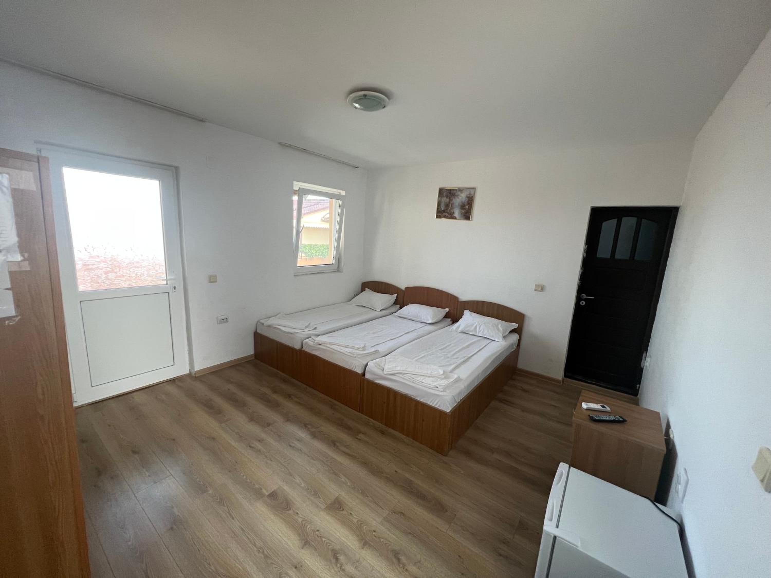 Triple Room with Private Bathroom - Photo 12