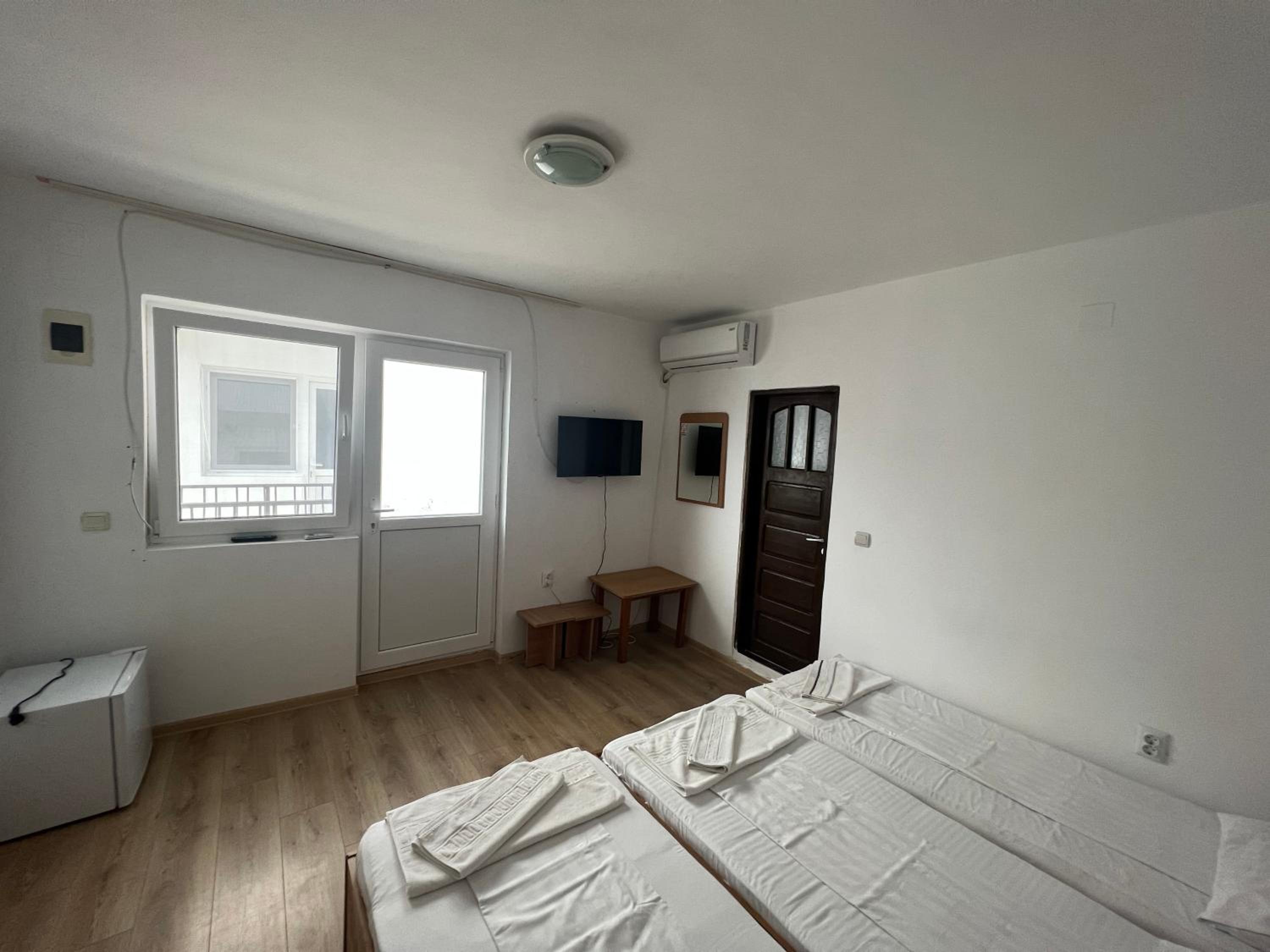 Triple Room with Private Bathroom - Photo 13