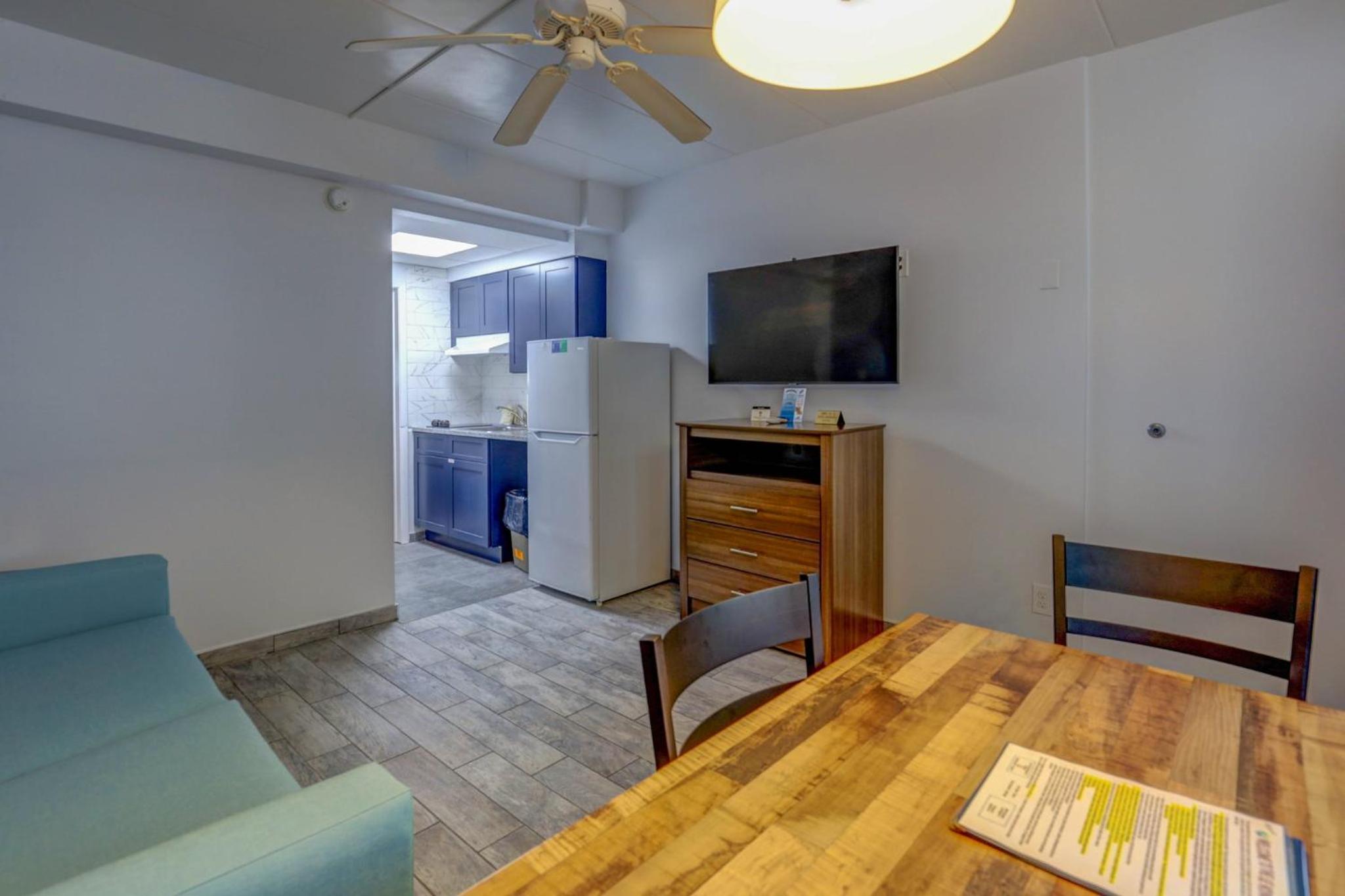 Efficiency Suite with One Full, One Twin Bed with Kitchenette Smoke Free, photo 6