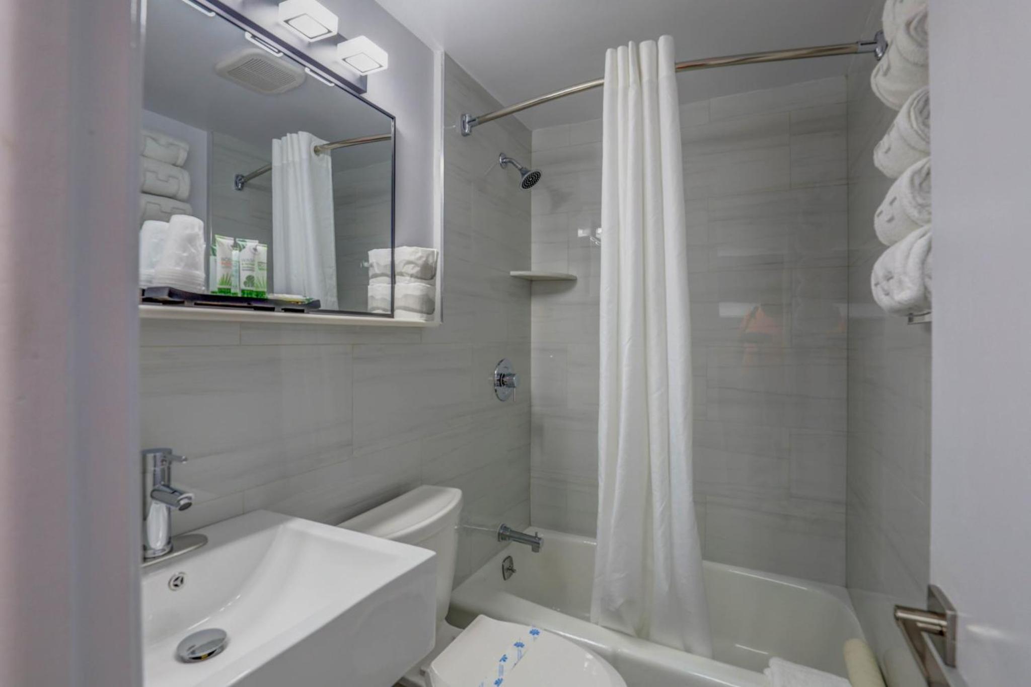 Two Room Suite with One King Bed, One Queen Bed Smoke Free photo 2