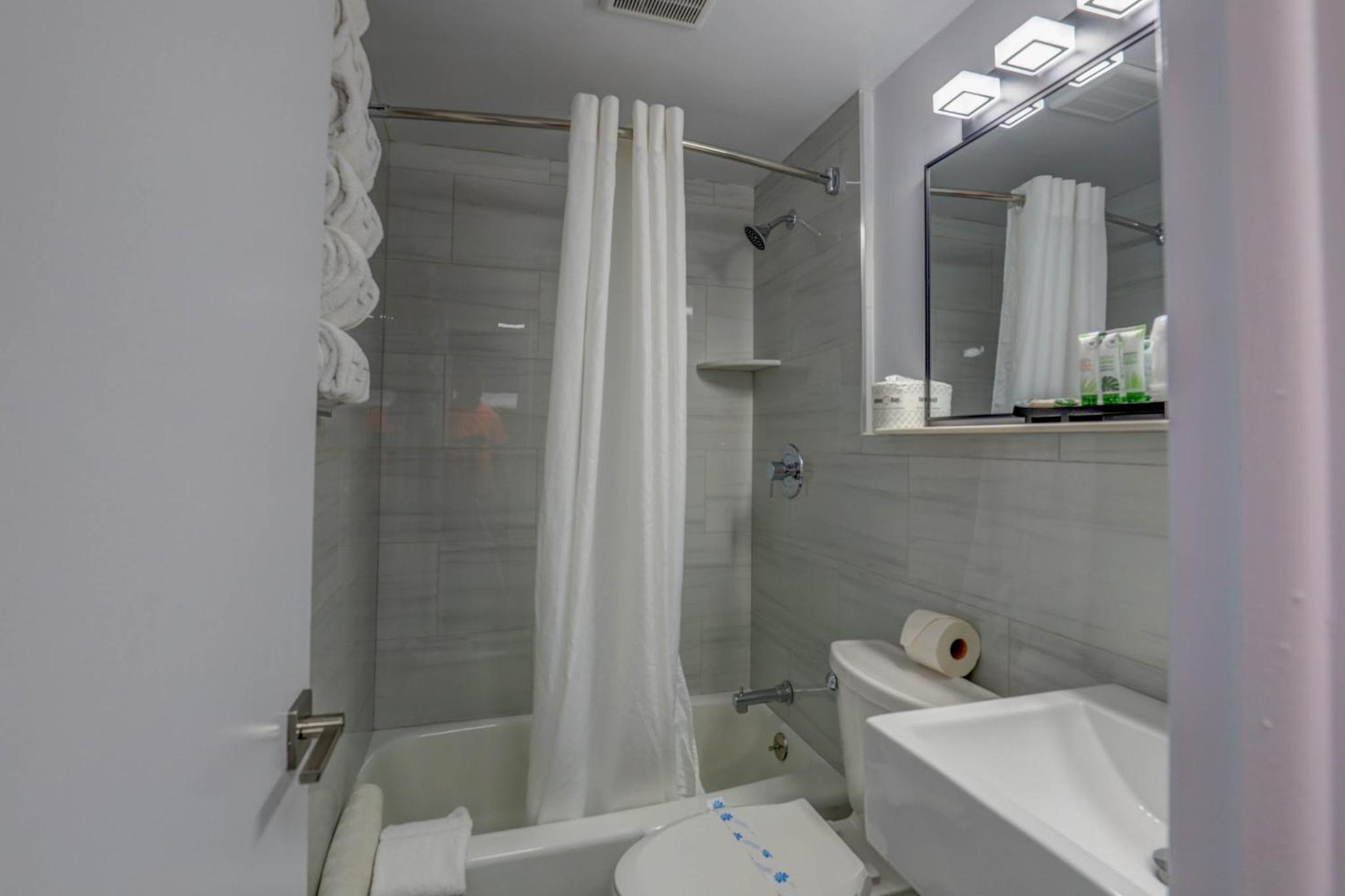 Deluxe King Room with Balcony Smoke Free photo 3