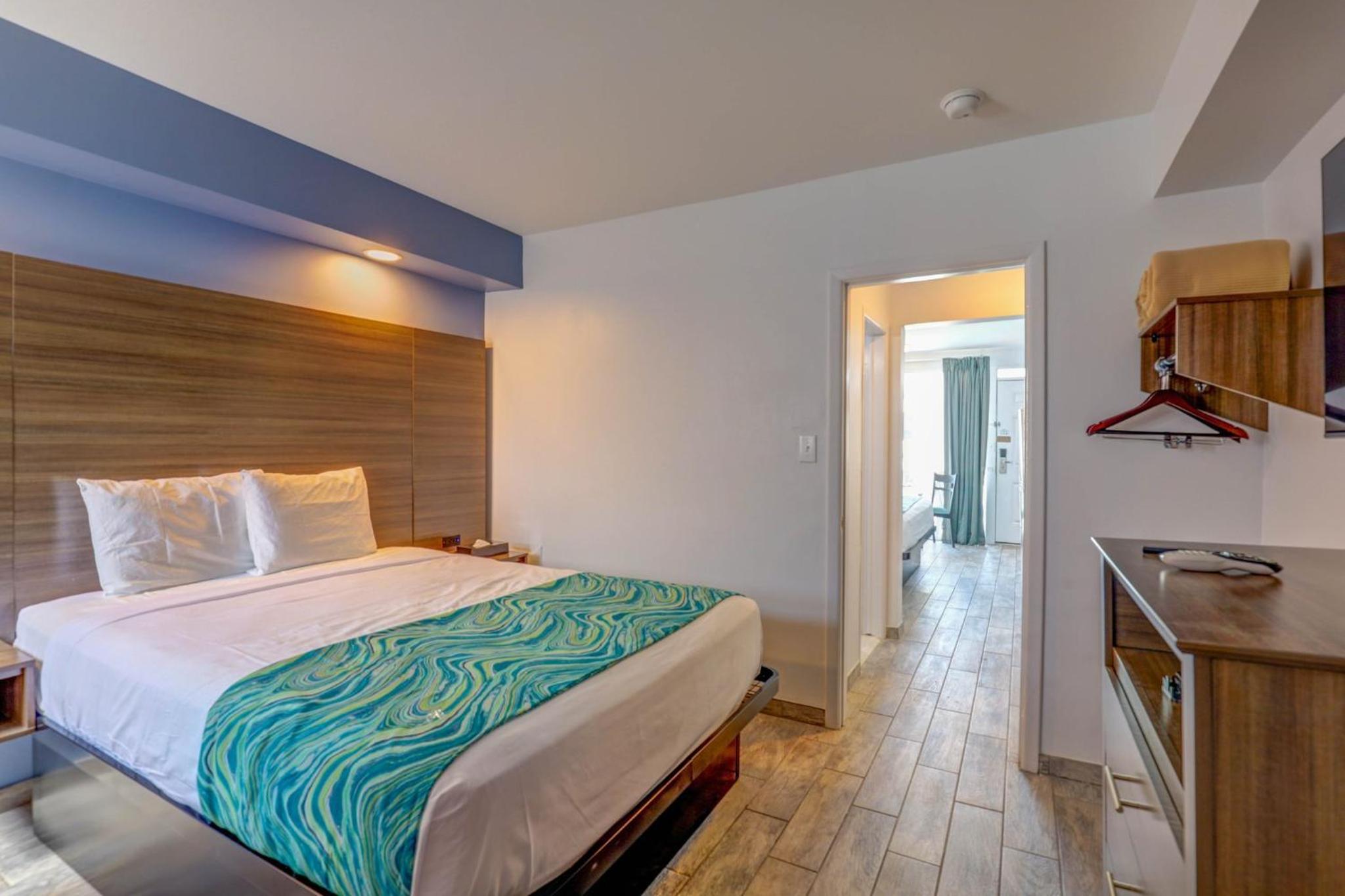 Two Room Suite with One King Bed, One Queen Bed Smoke Free photo 3