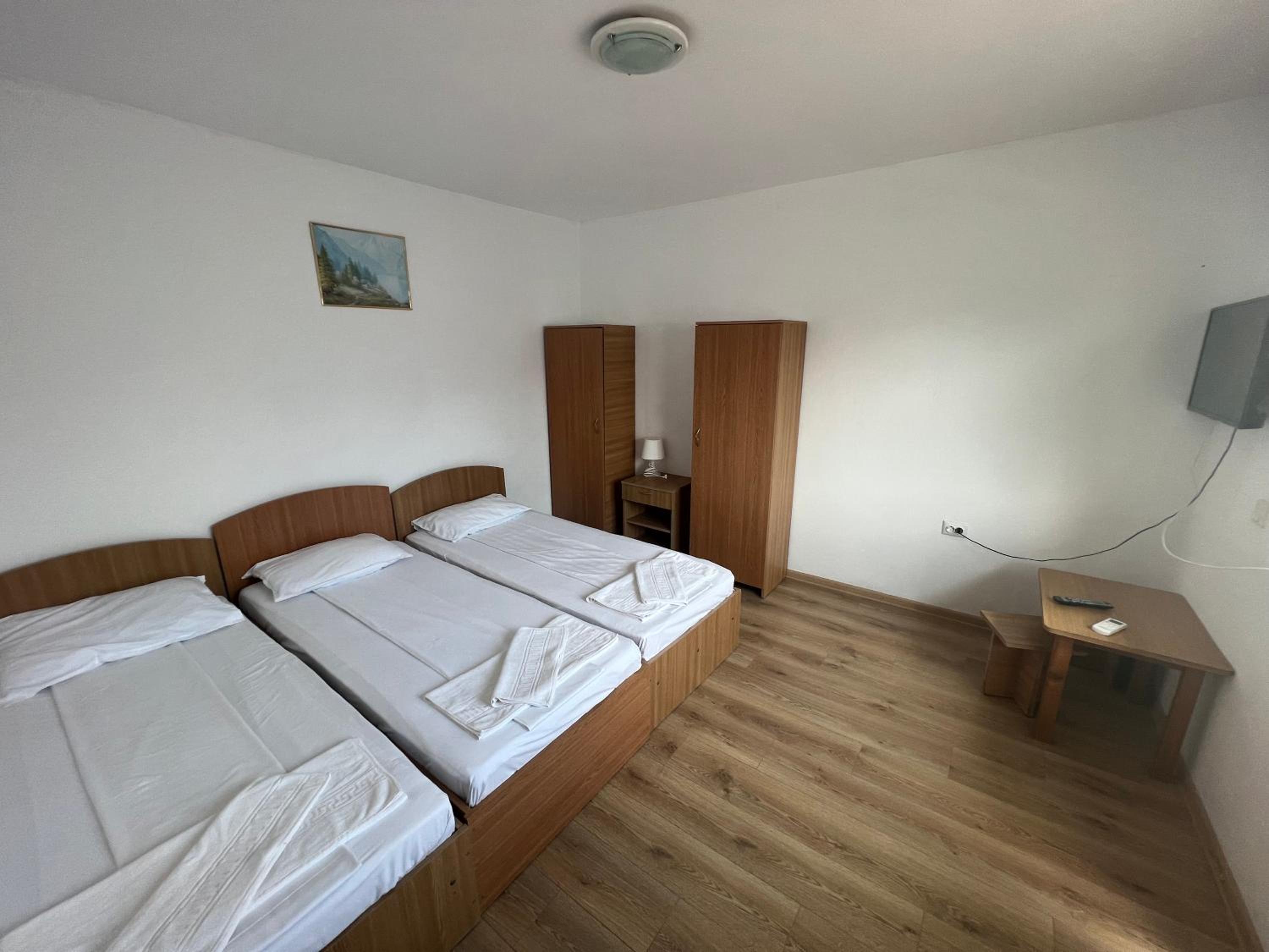 Triple Room with Private Bathroom - Photo 10