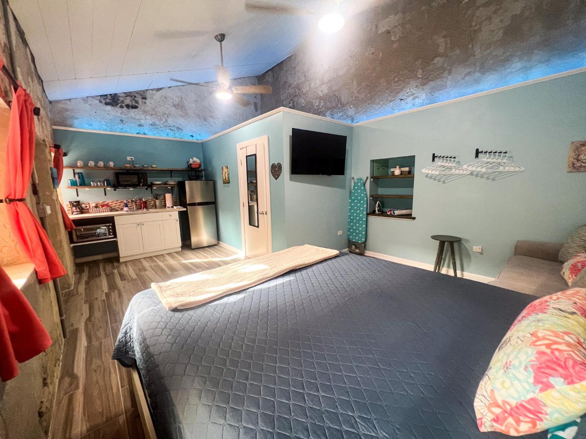 Deluxe Queen Studio