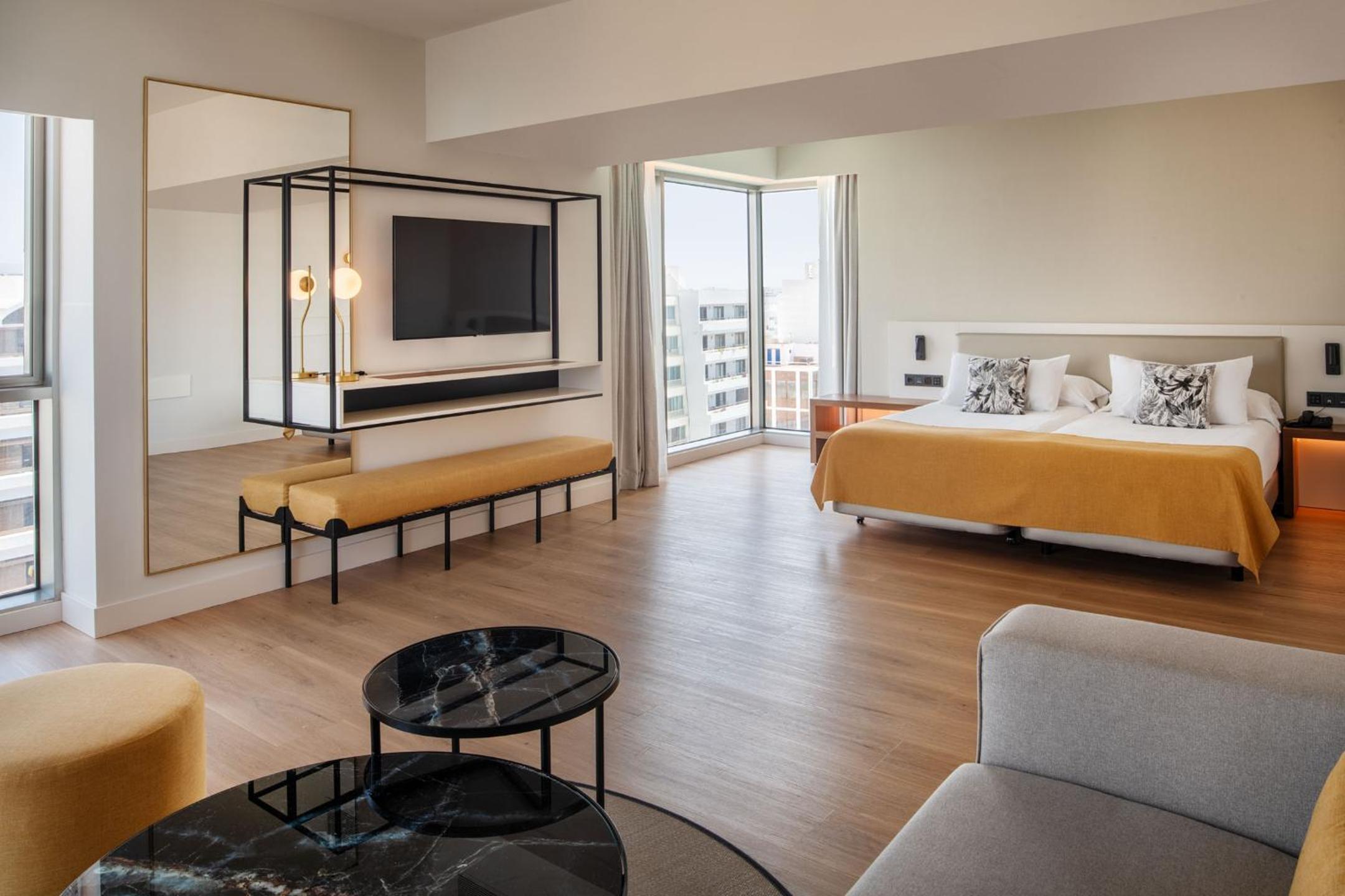Suite with City View - Photo 8