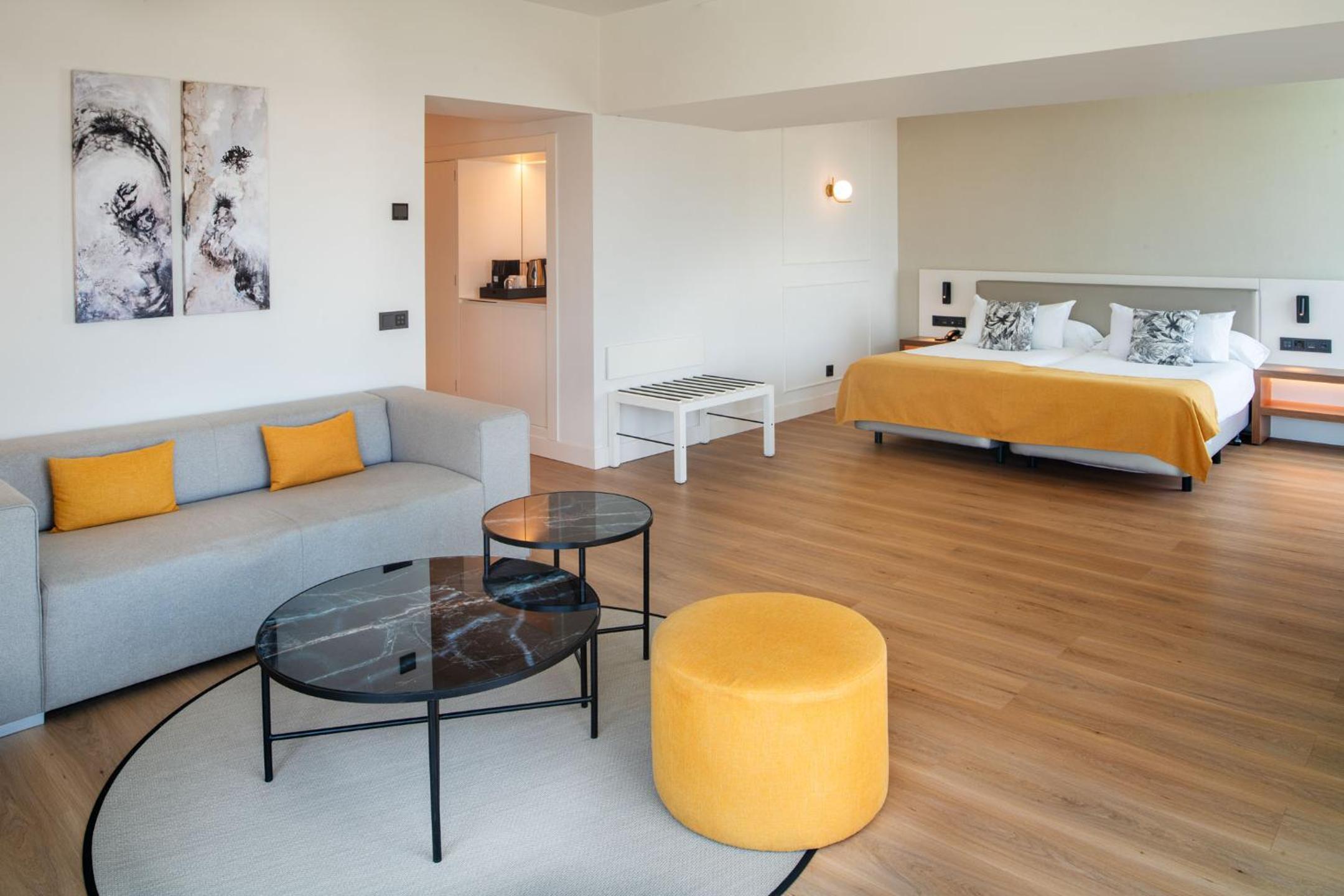 Suite with City View - Photo 2