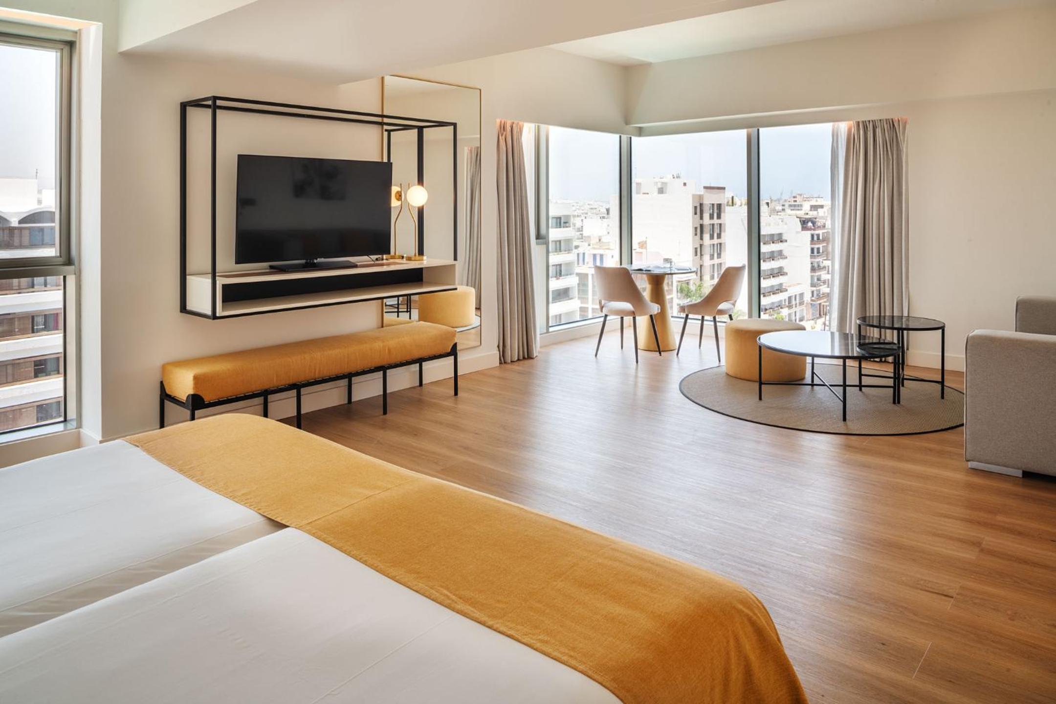 Suite with City View - Photo 1