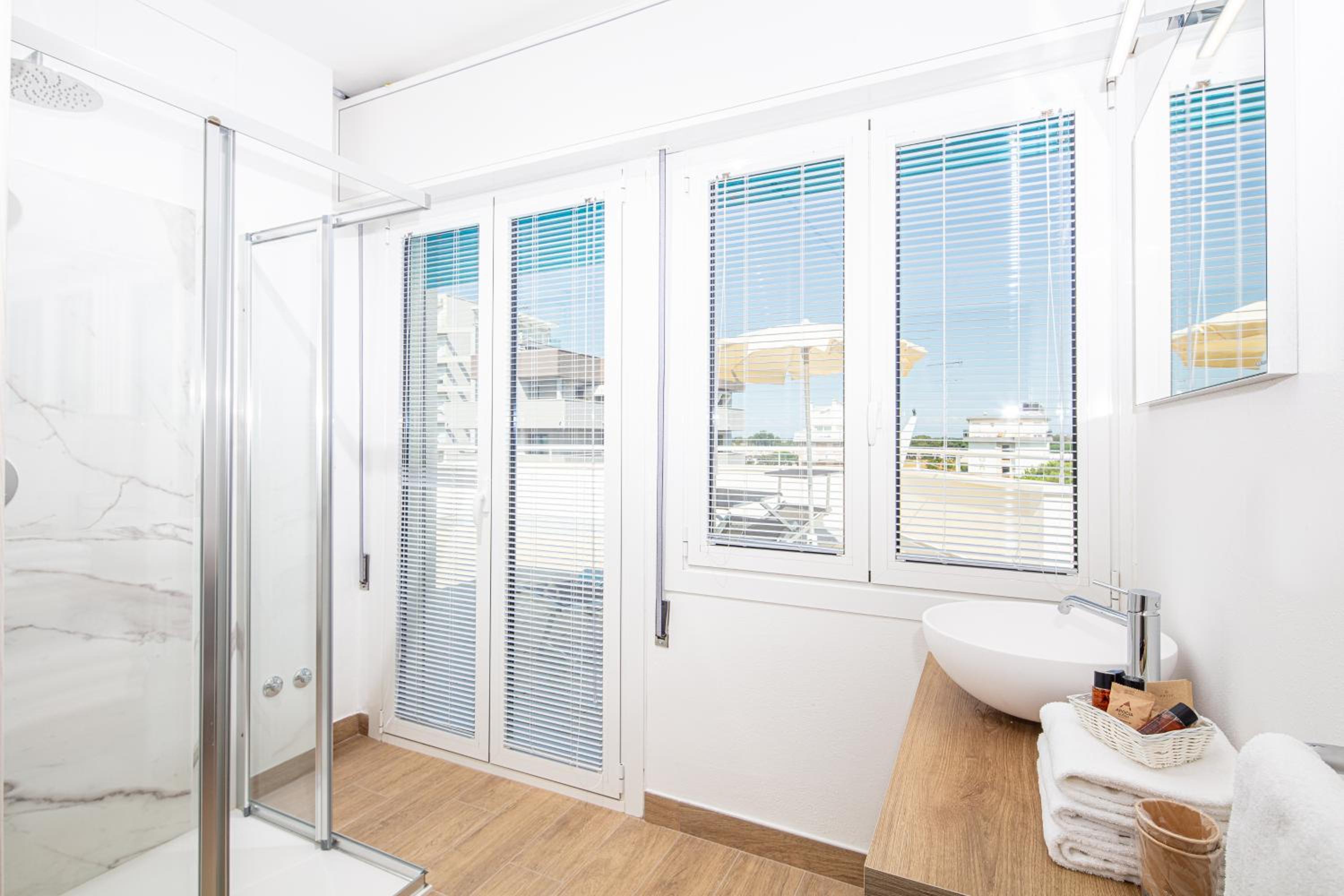 Suite with Terrace and partial sea view - Photo 5
