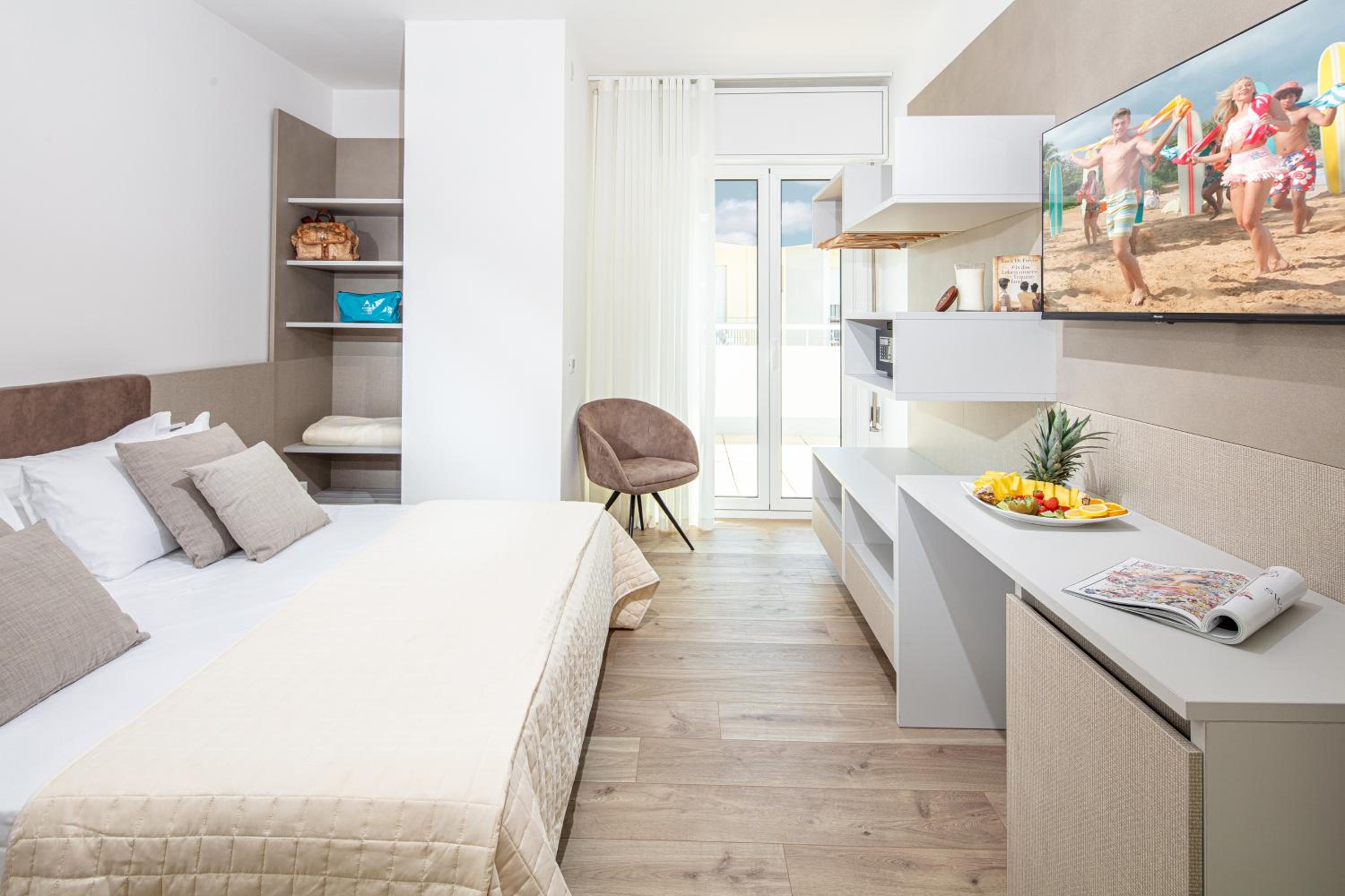 Suite with Terrace and partial sea view - Photo 9