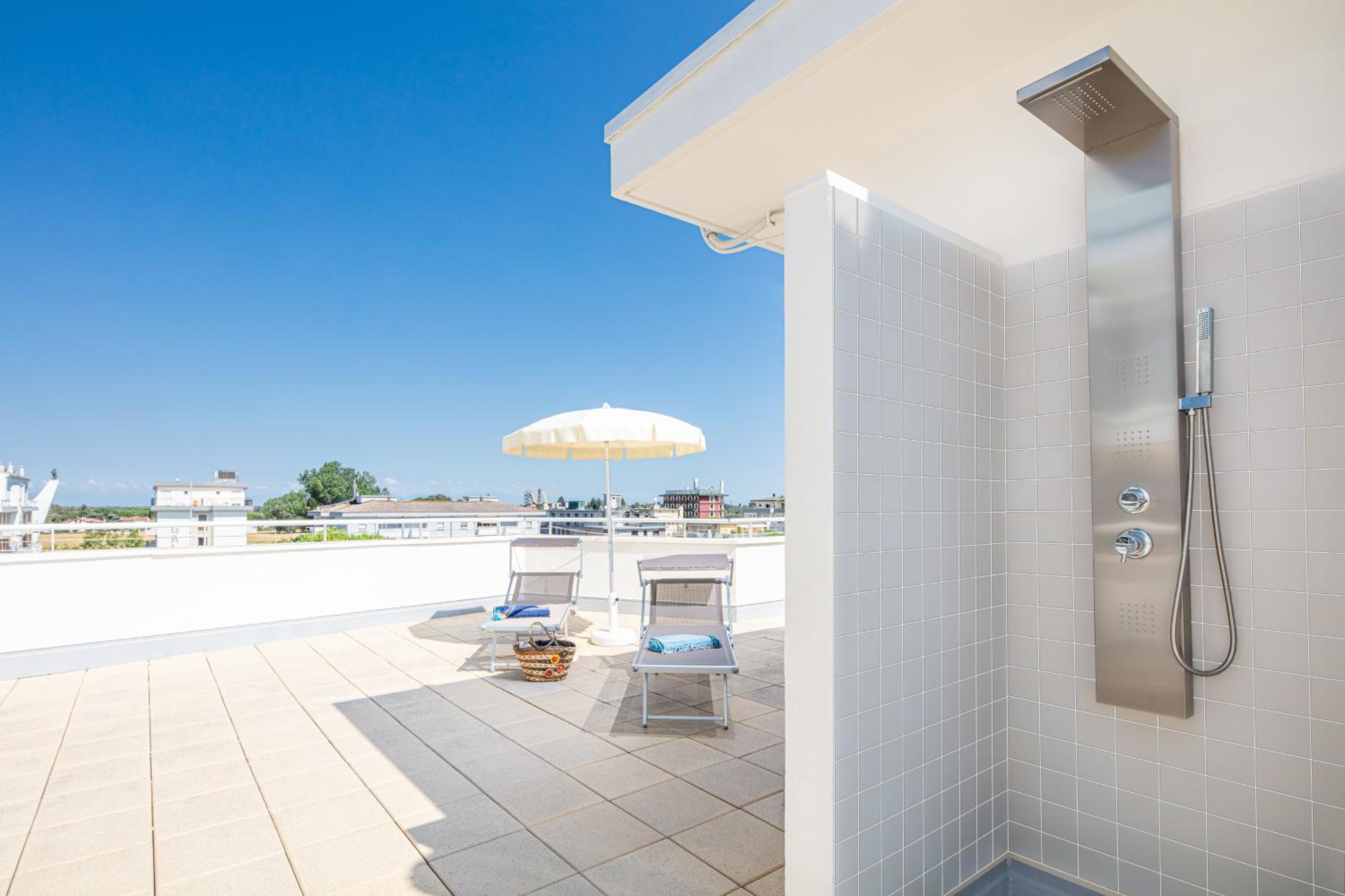 Suite with Terrace and partial sea view - Photo 10