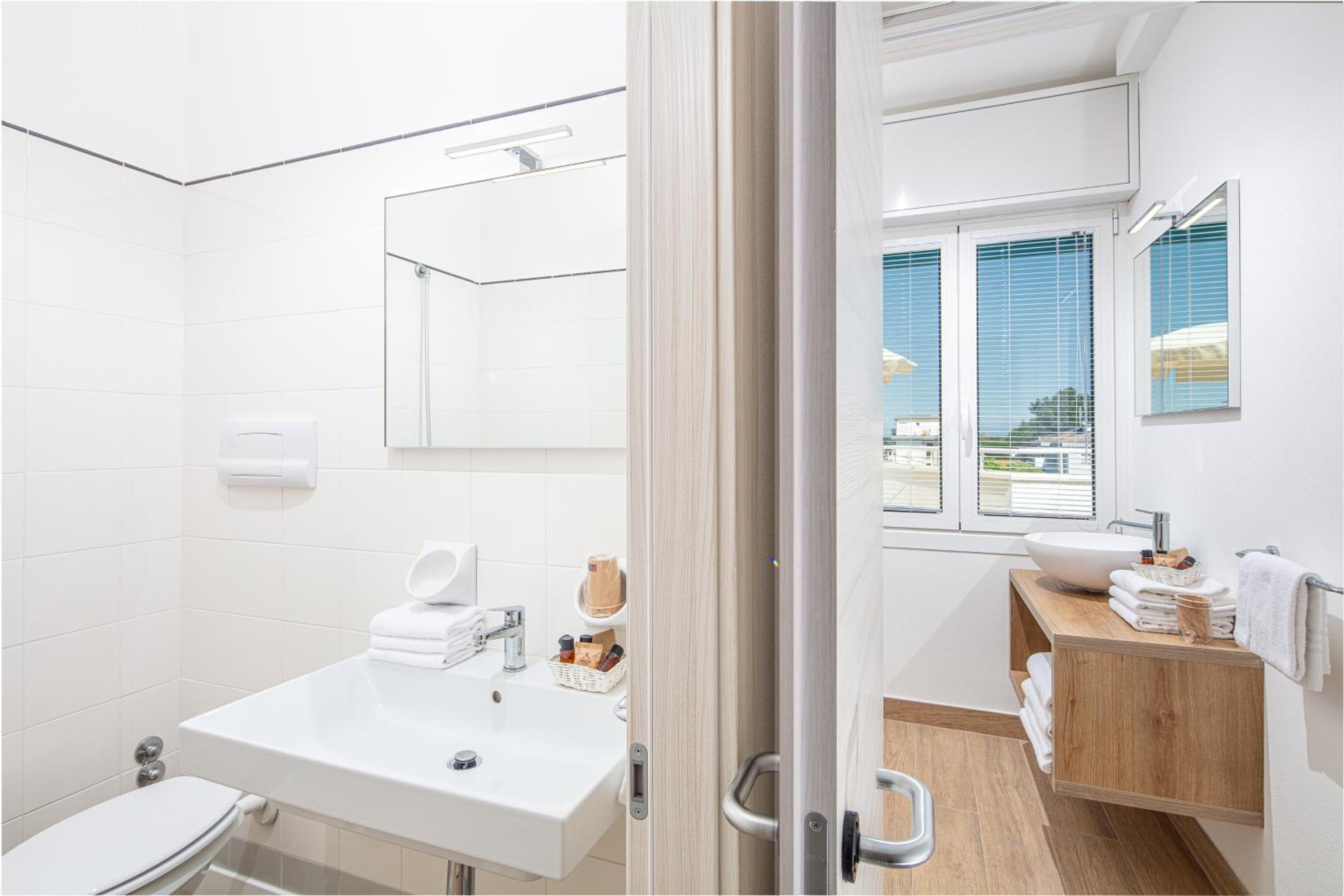 Suite with Terrace and partial sea view - Photo 11