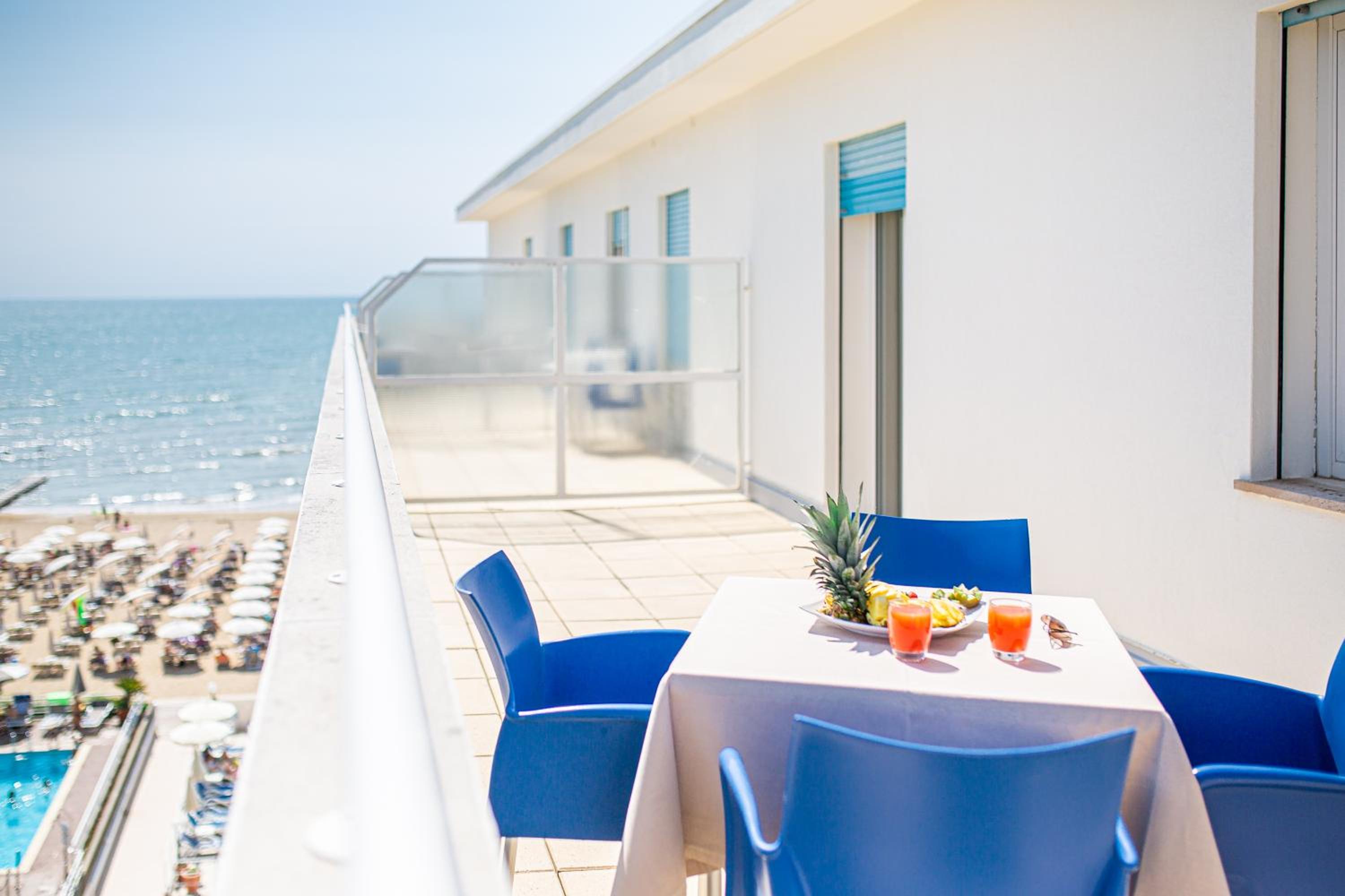 Suite with Terrace and partial sea view - Photo 2