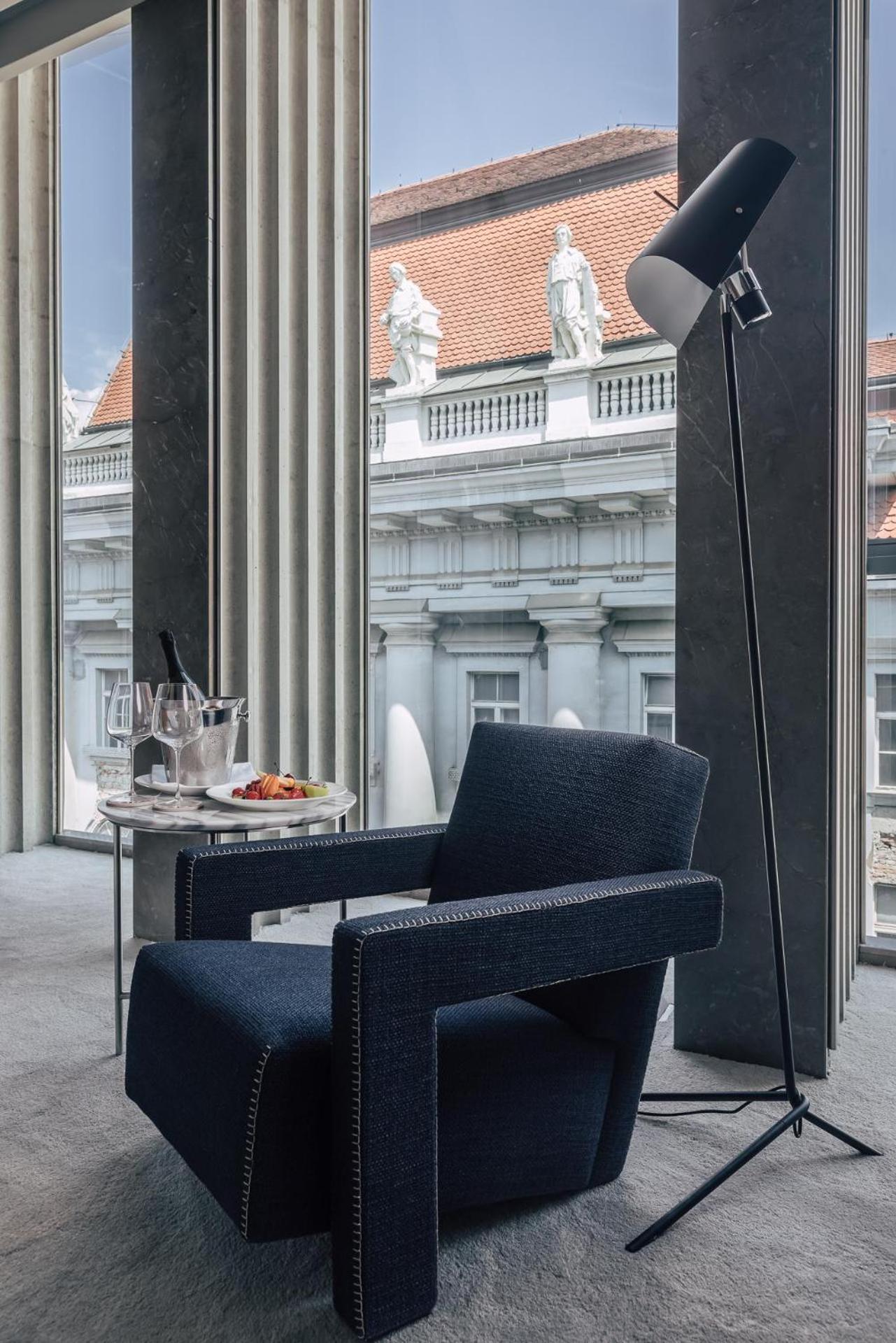 Deluxe Double Room – City View - Photo 5