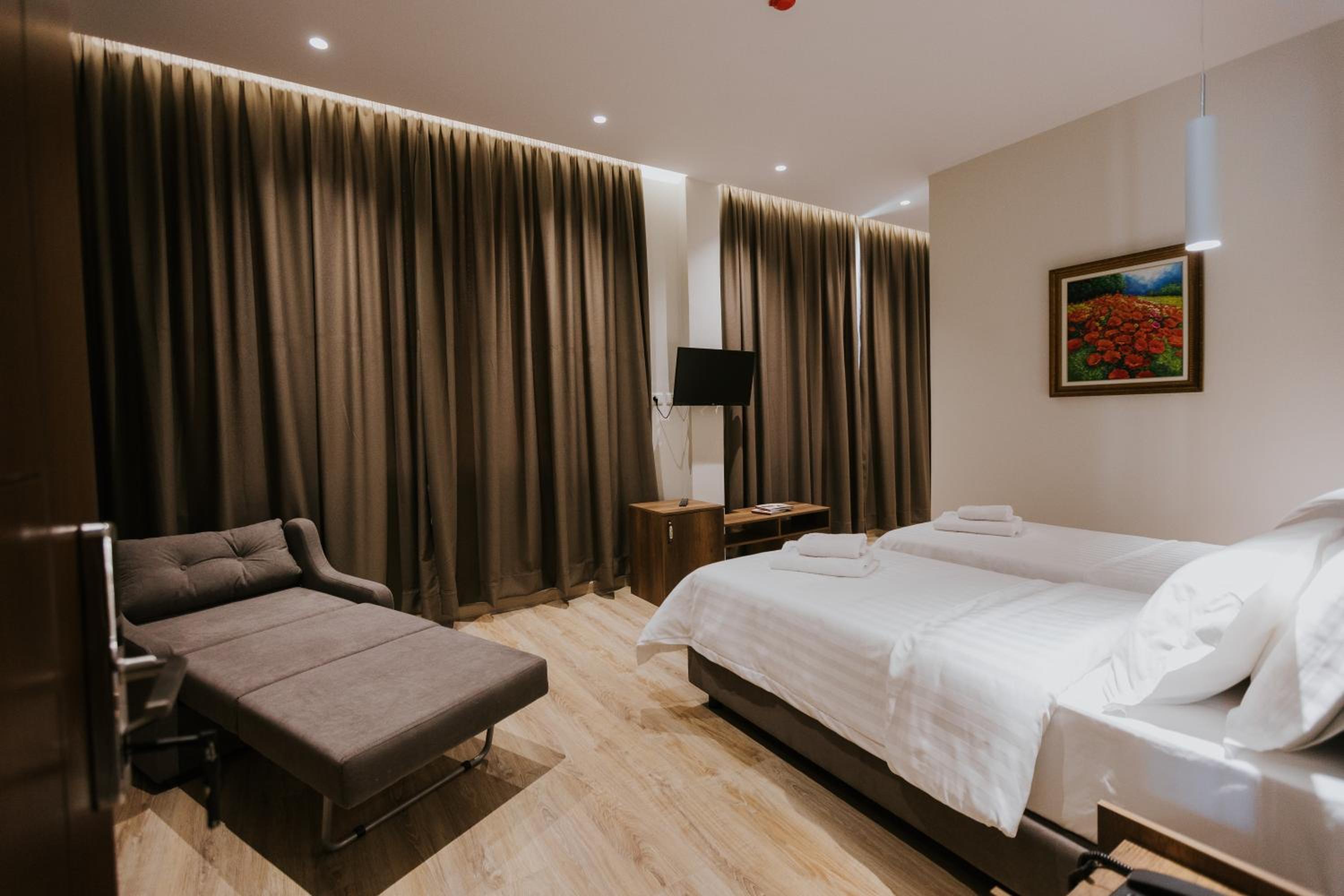 Deluxe Double or Twin Room with City View photo 2