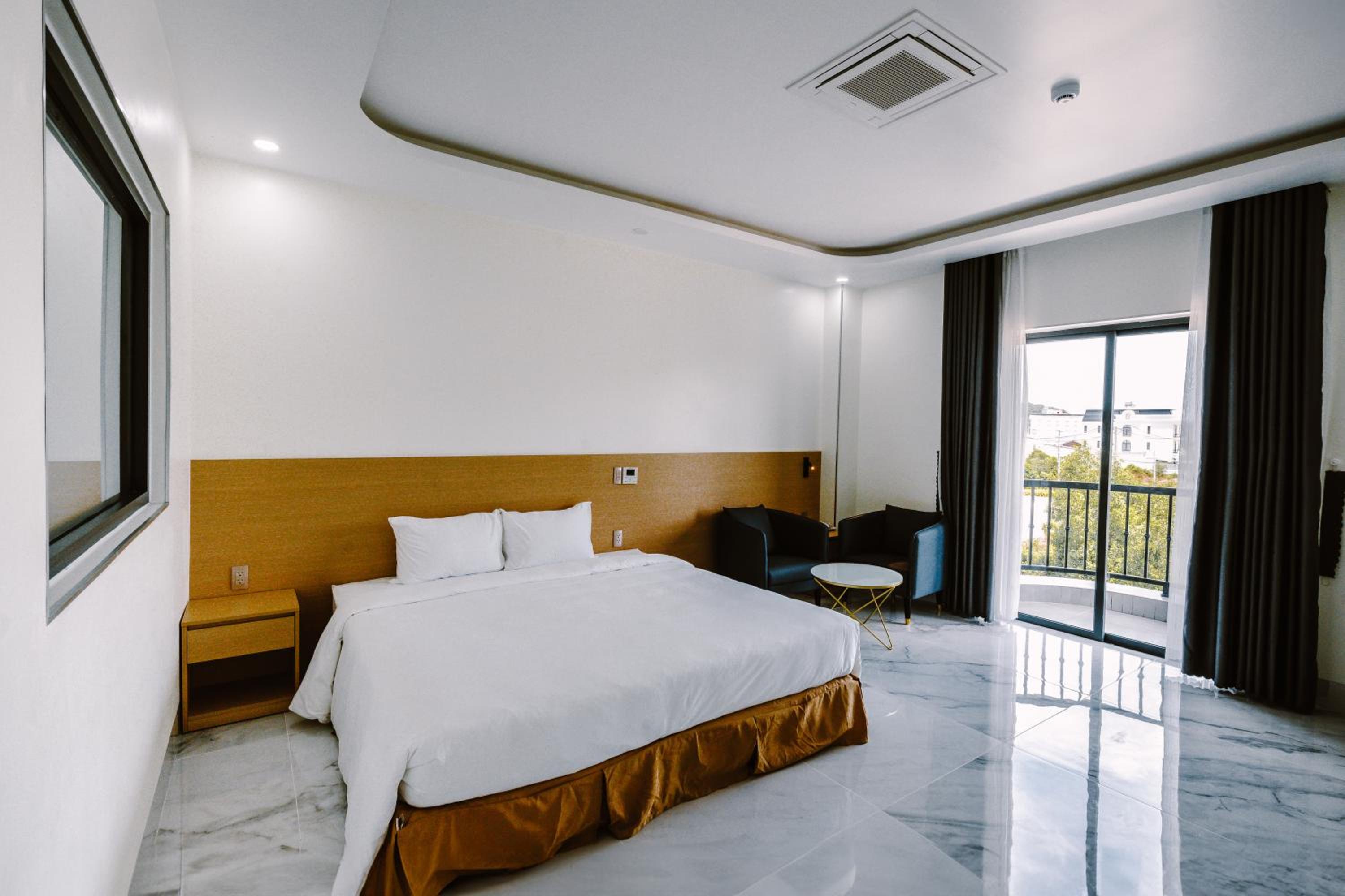 Standard King Room photo 1