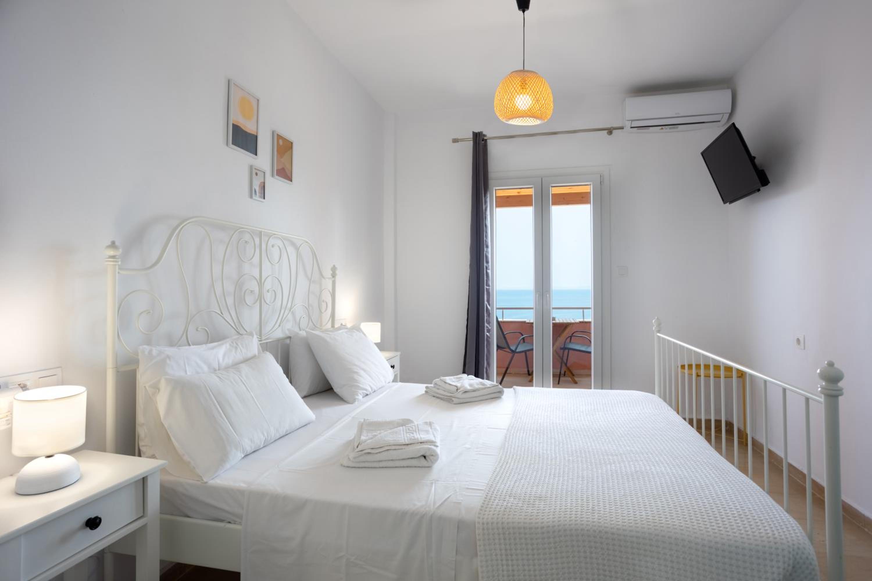Top Floor Studio Apartment with Balcony and Sea View
