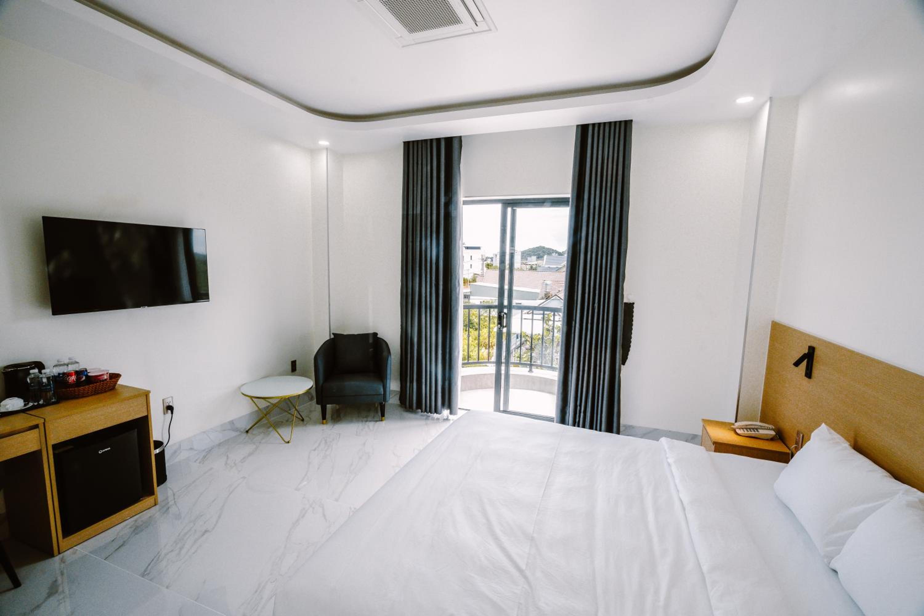Queen Room photo 2