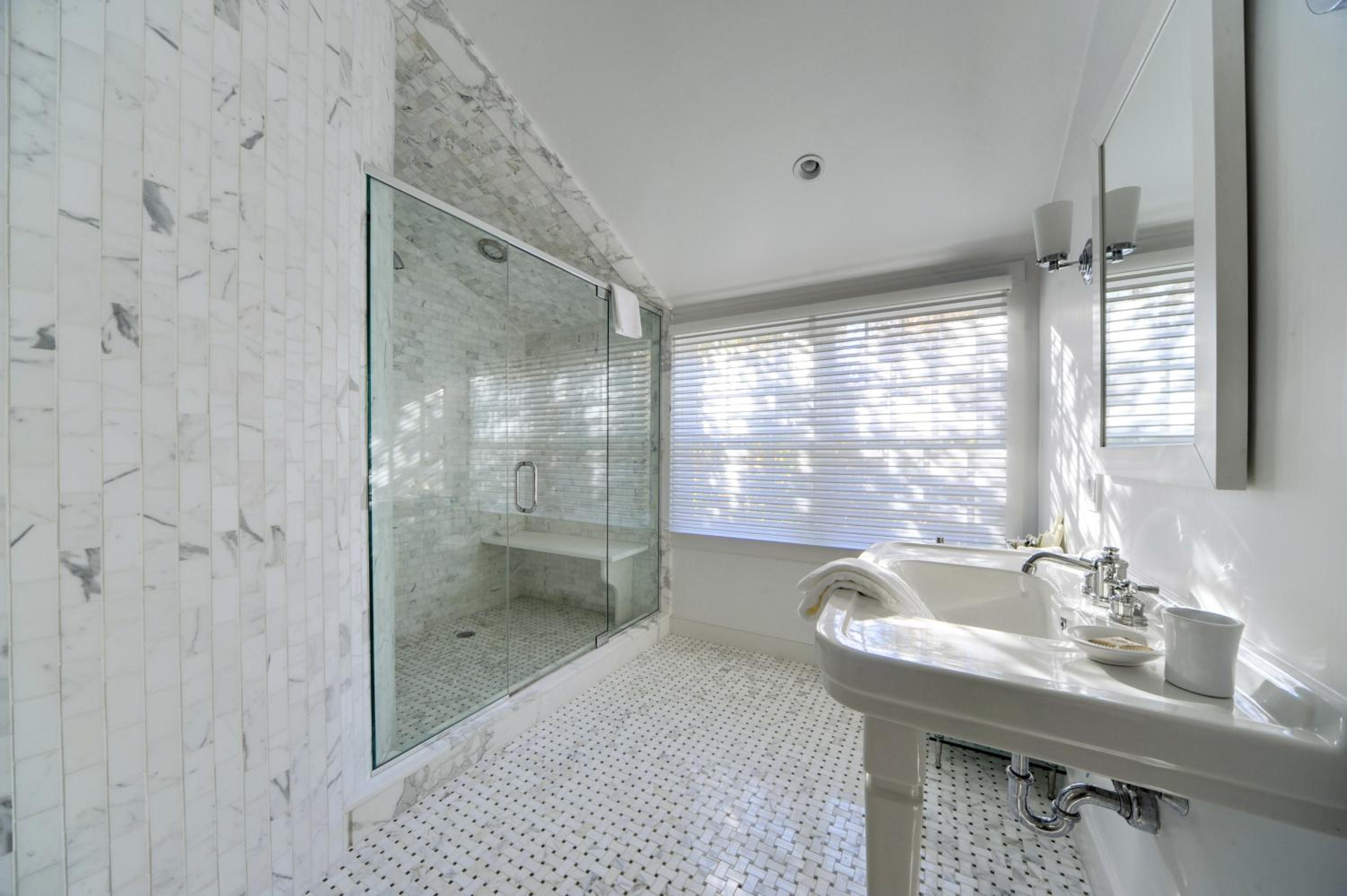 Queen Room with Pool View photo 2
