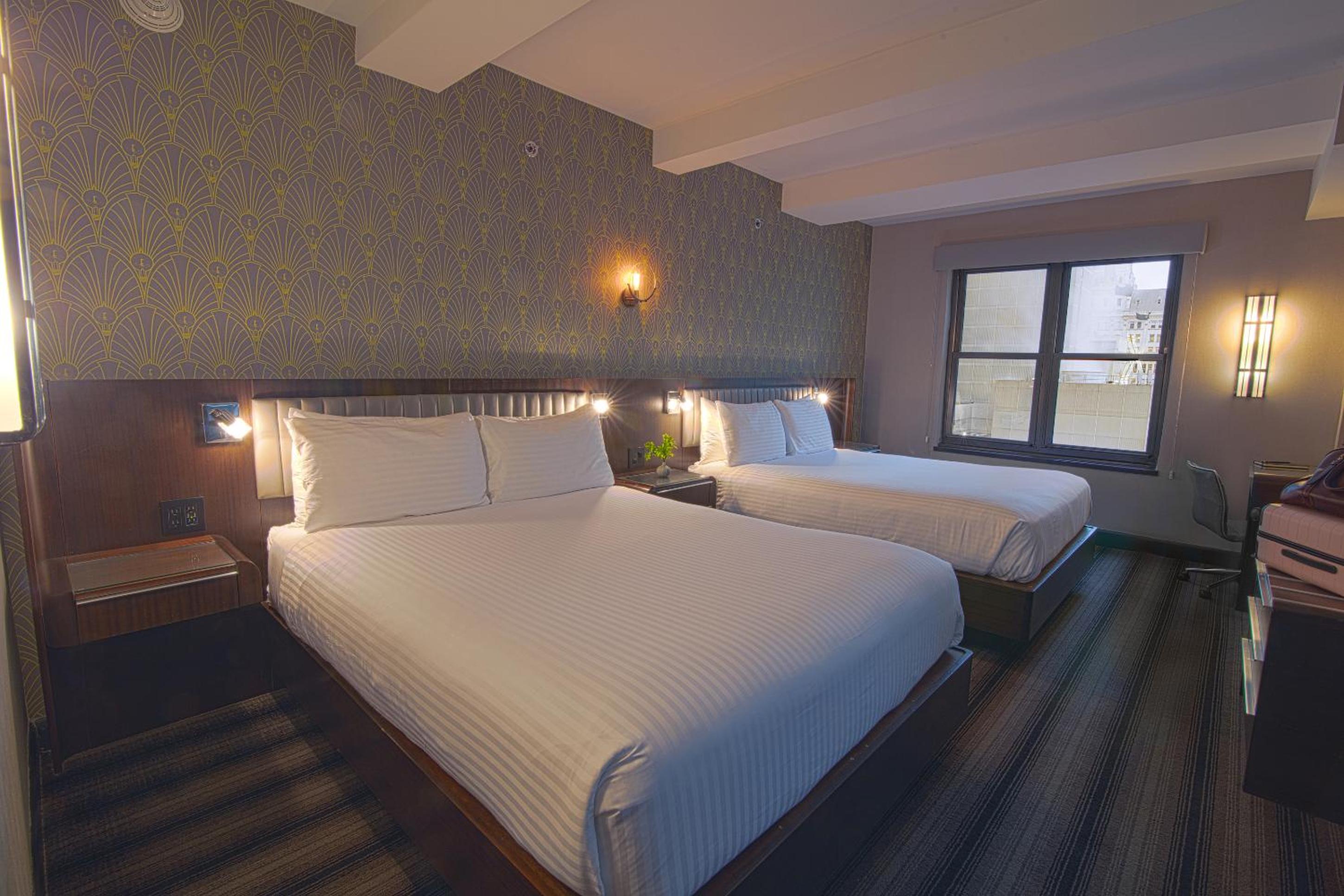 Signature 2 Queen Beds