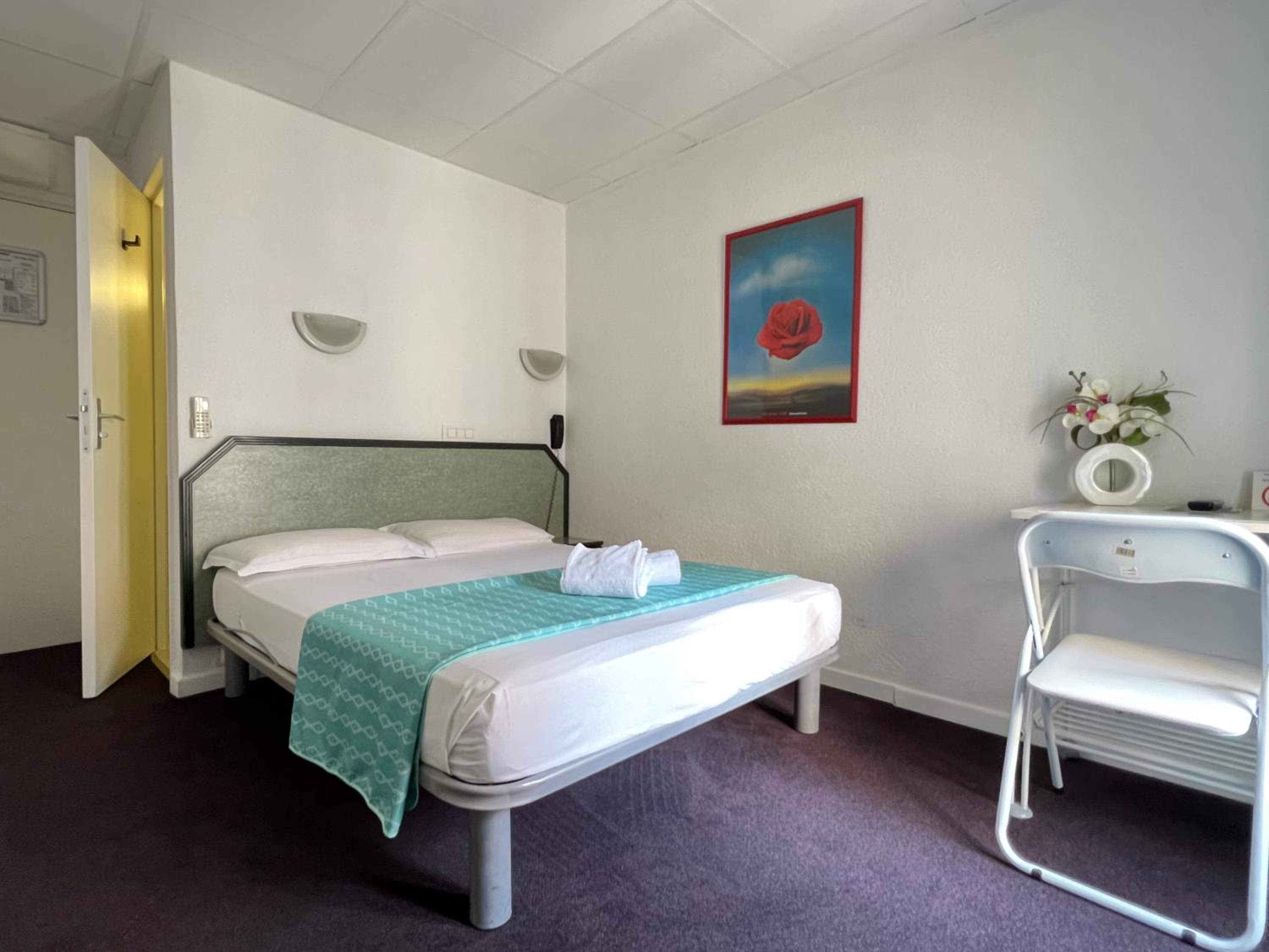 Standard Double Room - Photo 4