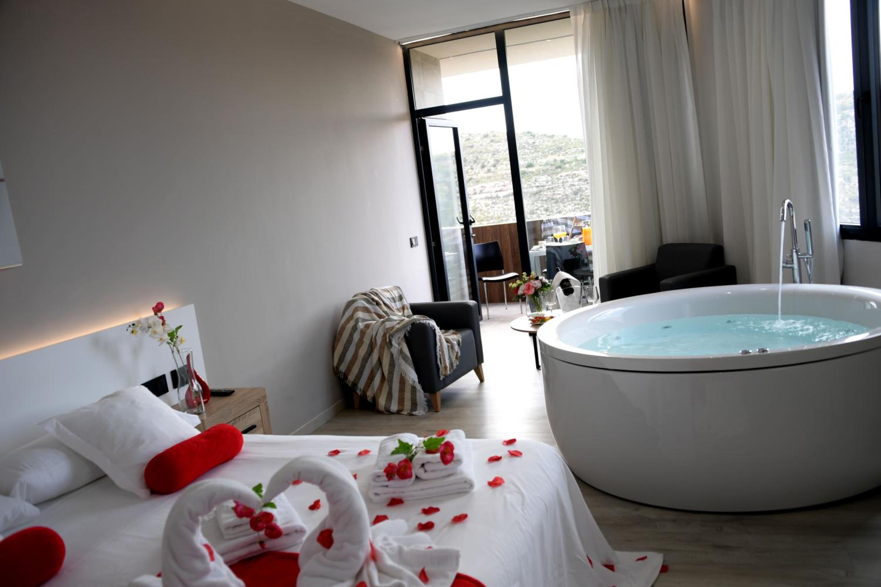 Suite Deluxe con Bañera de Hidromasaje Suite Deluxe con Bañera de Hidromasaje