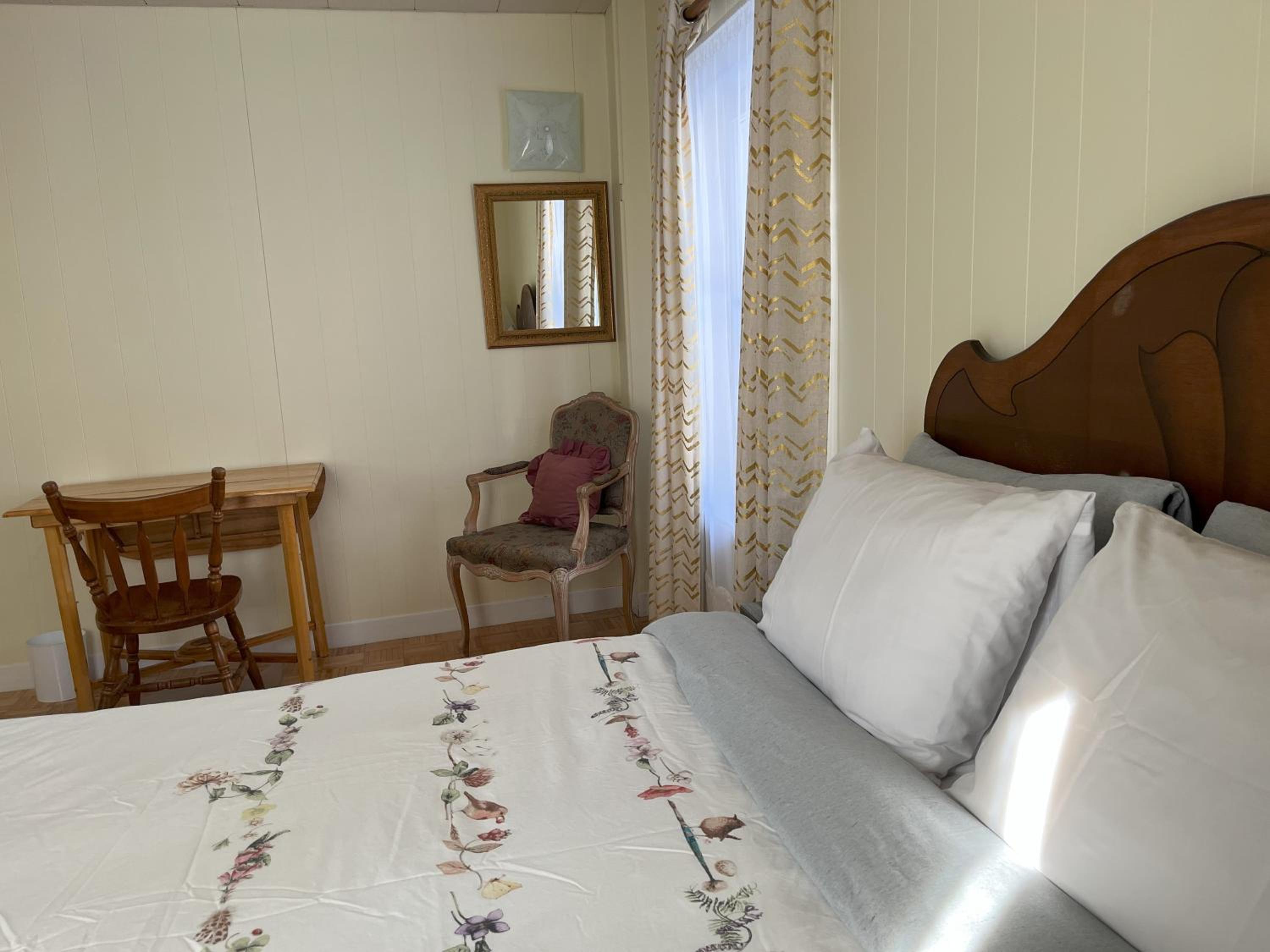 Quadruple Room with Shared Bathroom photo 2