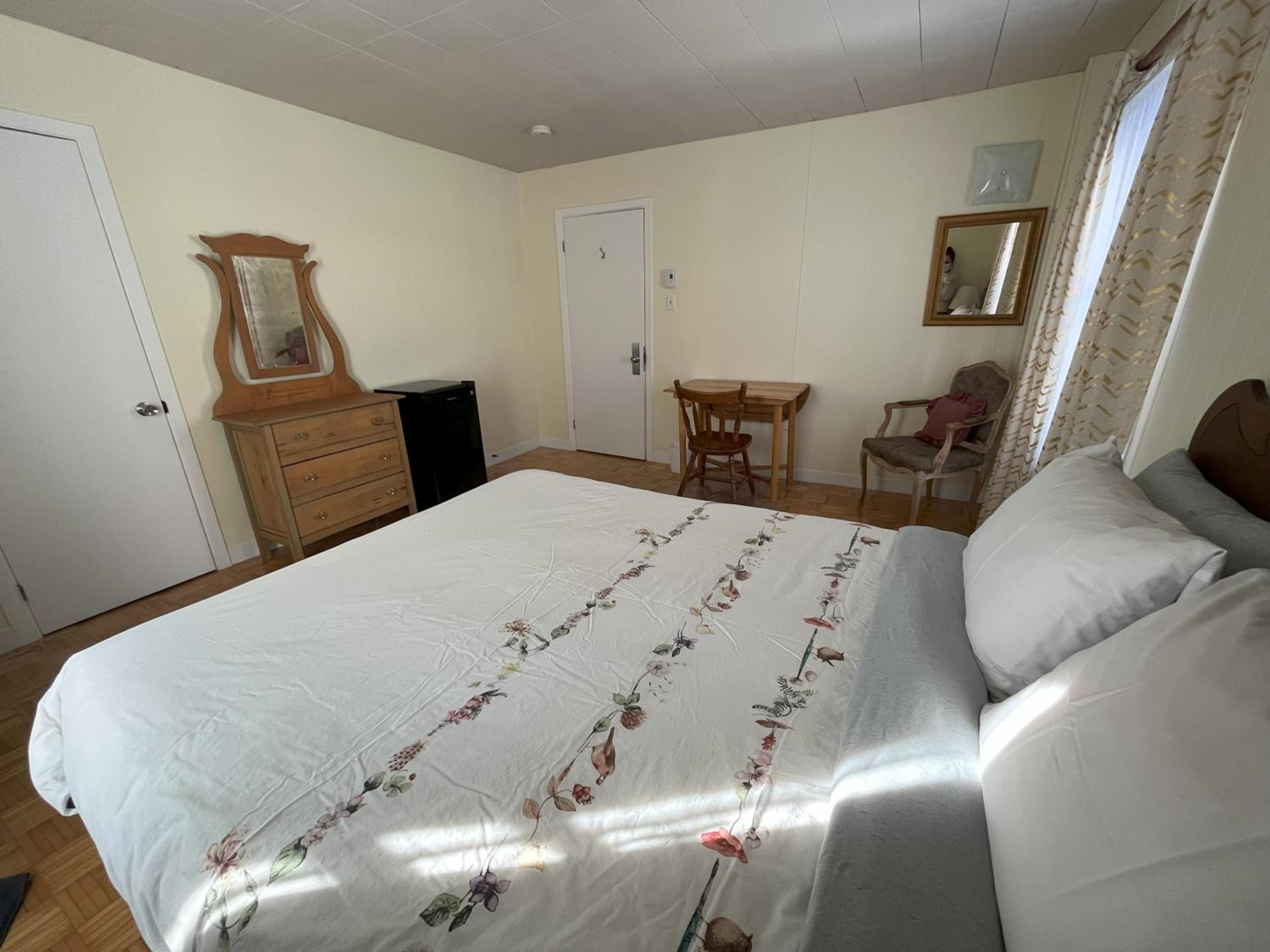 Quadruple Room with Shared Bathroom photo 3