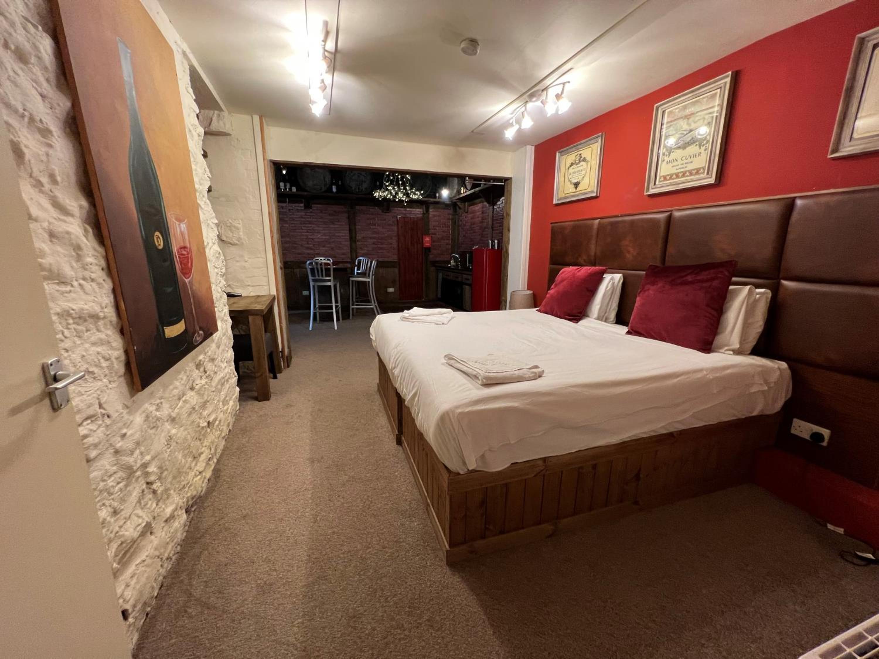 One-Bedroom Apartment - Photo 3