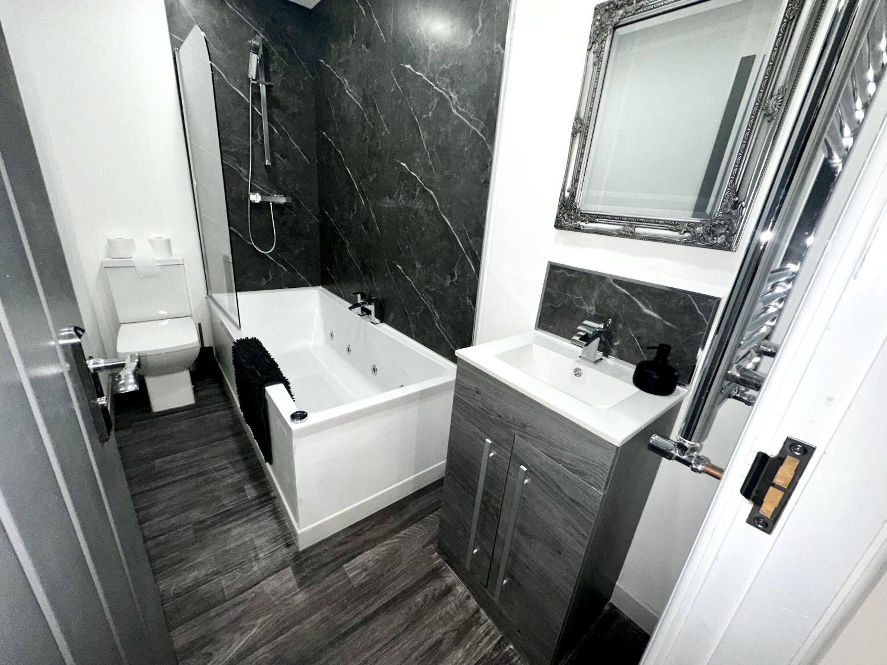 delux suite with spa bath and hot tub garden  - Photo 12