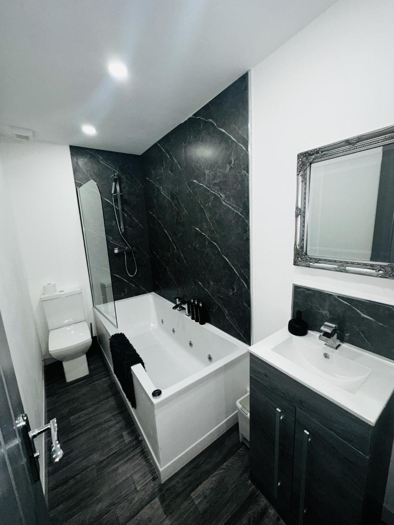 delux suite with spa bath and hot tub garden  - Photo 10