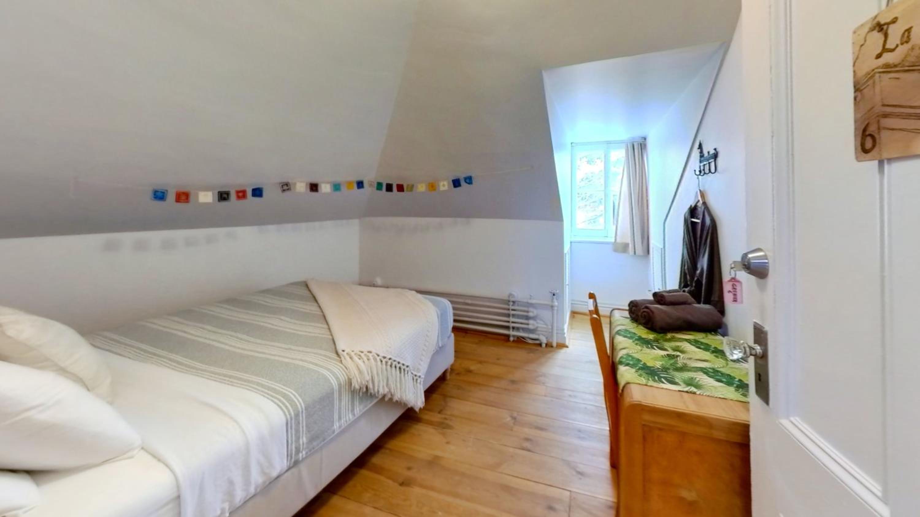 Queen Room with Shared Bathroom photo 3