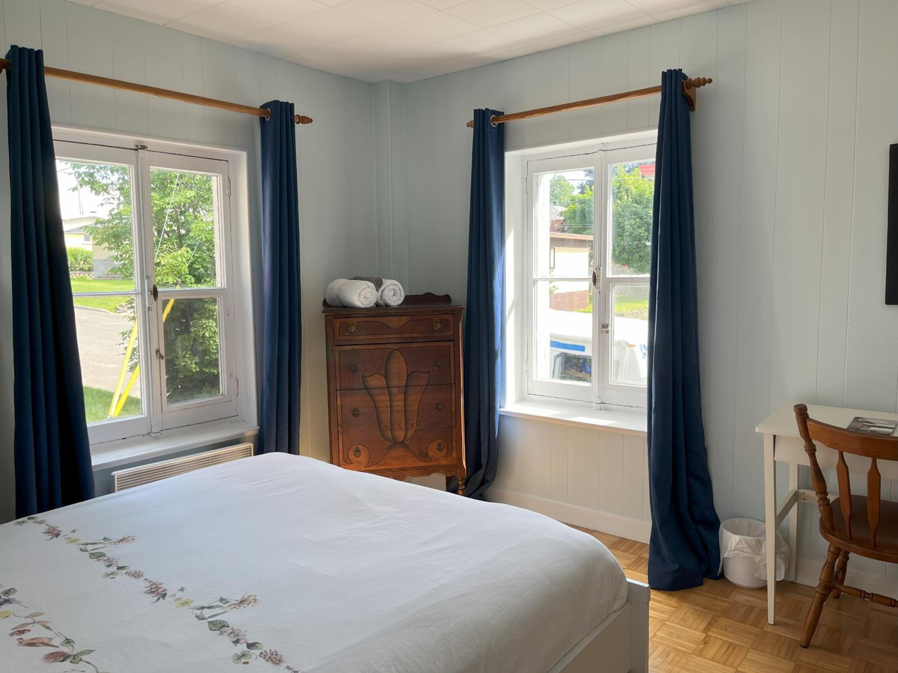 Queen Room with Shared Bathroom photo 1