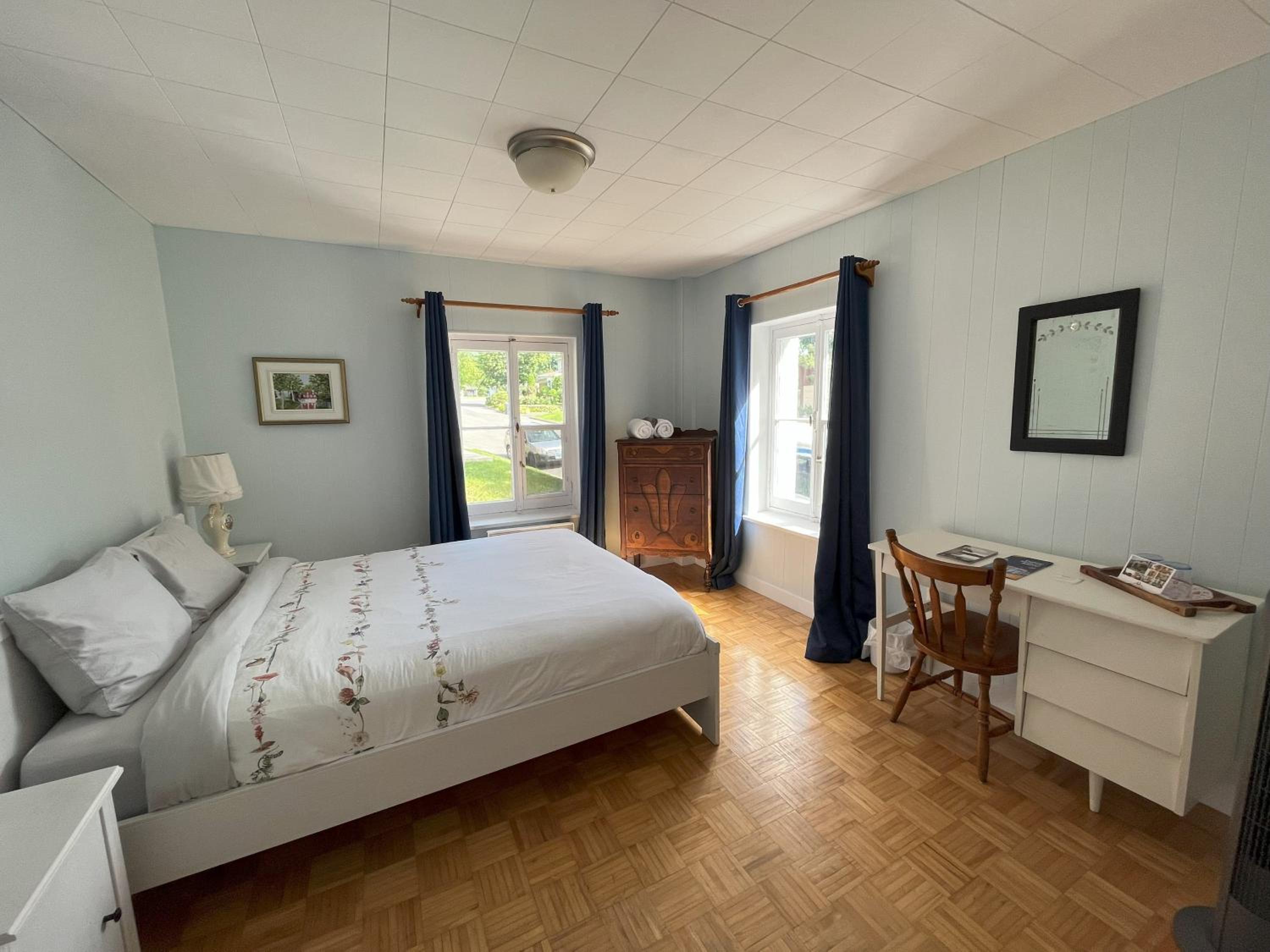 Queen Room with Shared Bathroom photo 2