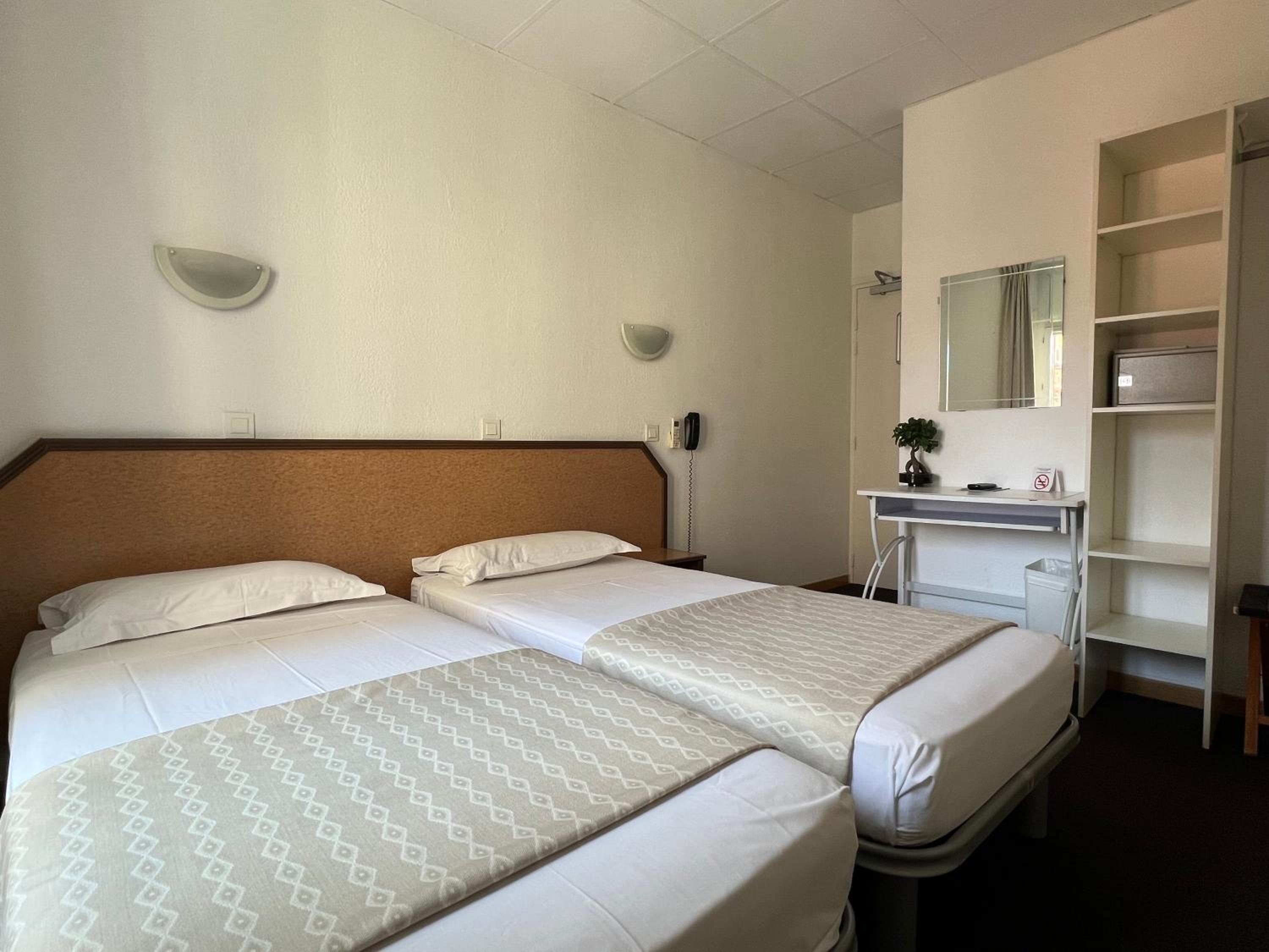 Twin Room - Photo 1