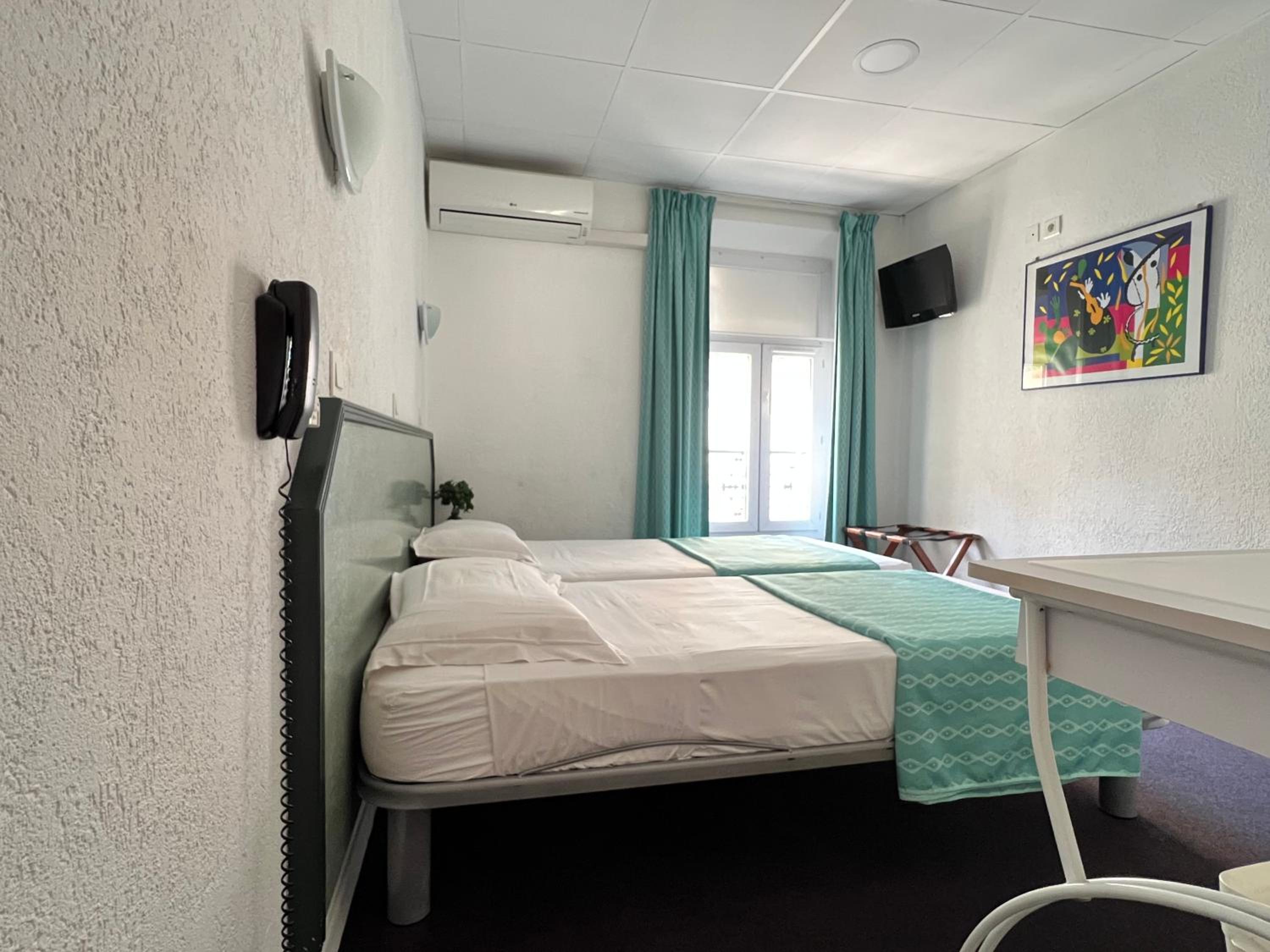 Twin Room - Photo 5