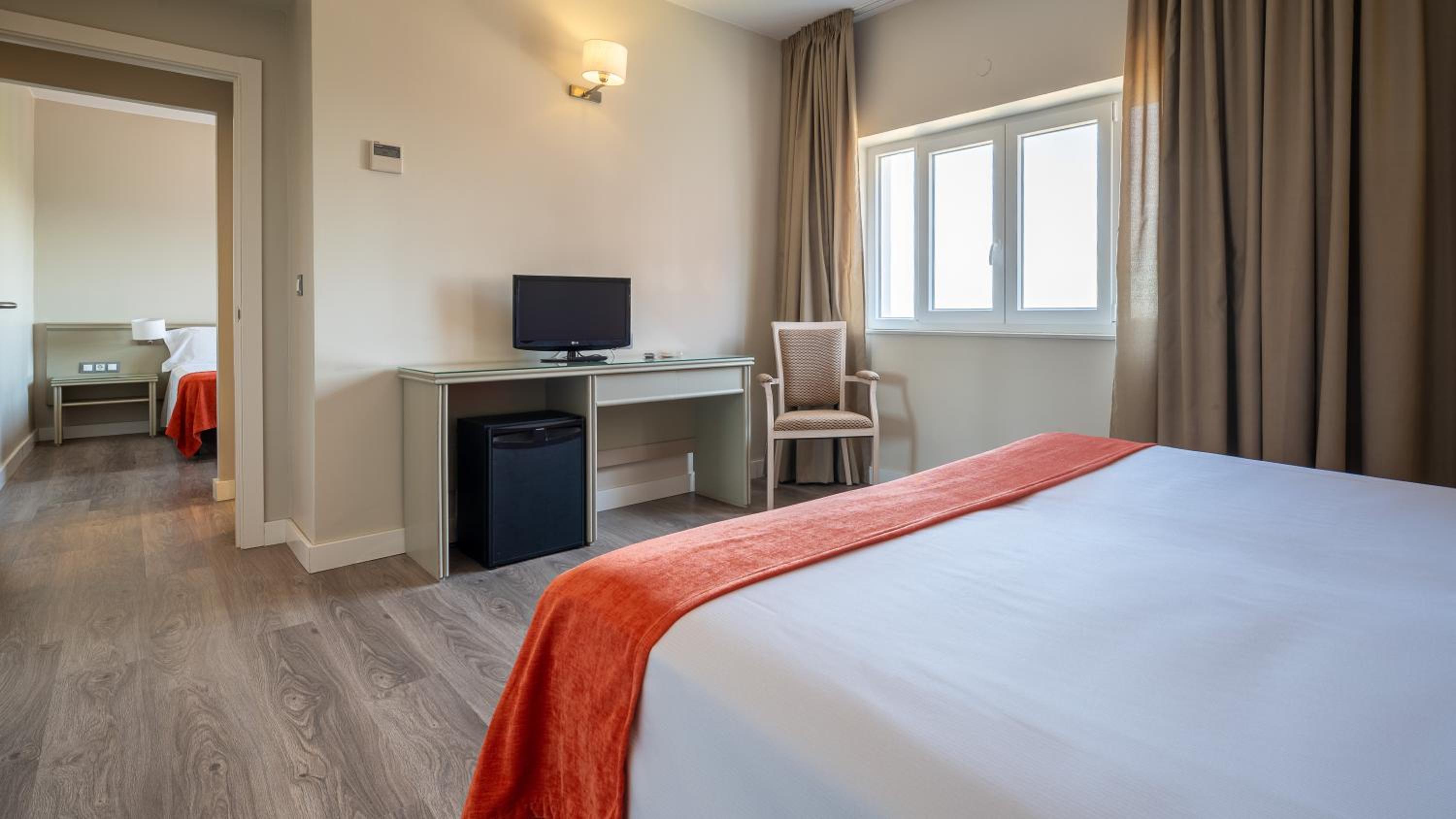 Quadruple Room with Sea View - Photo 4