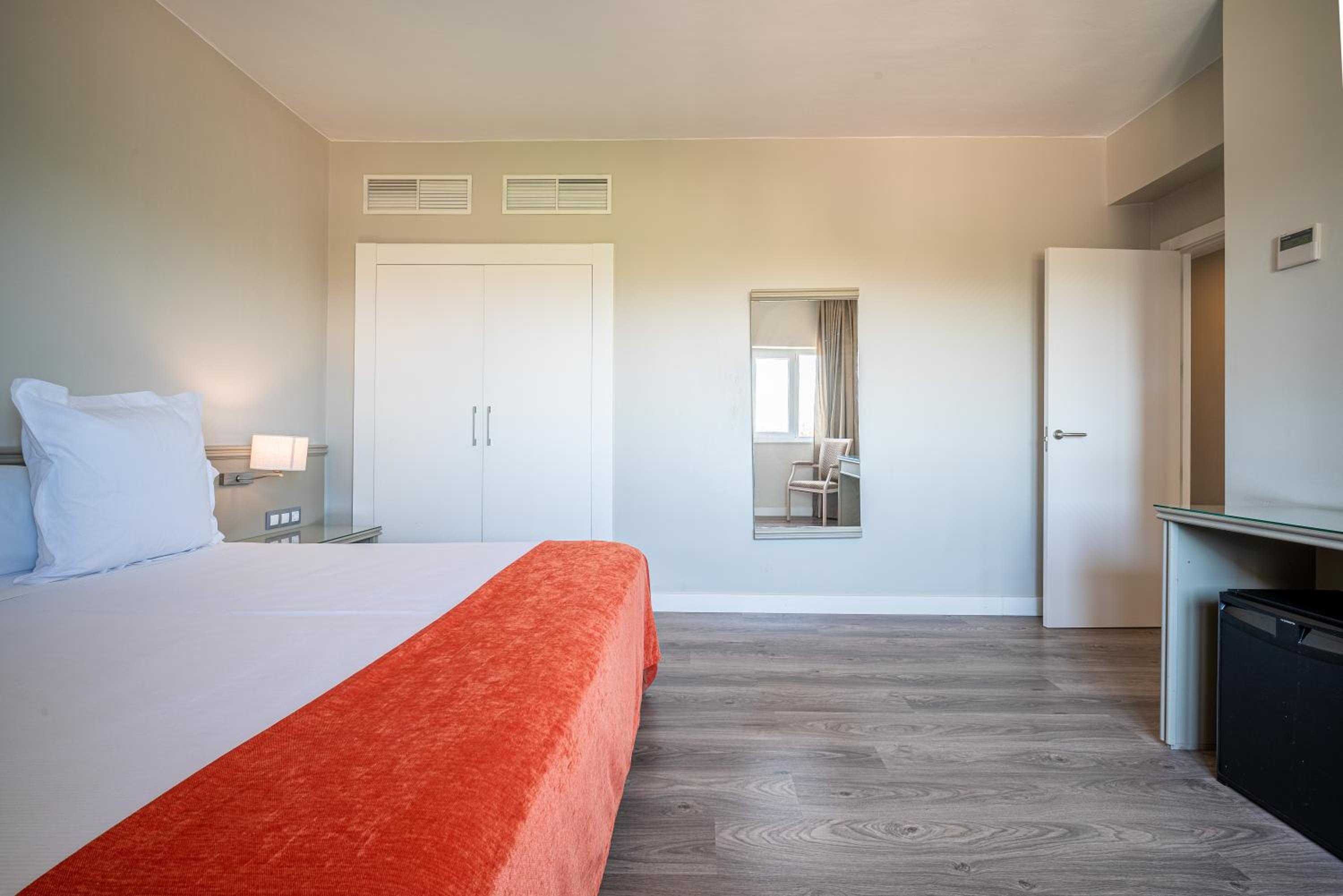 Quadruple Room with Sea View - Photo 3