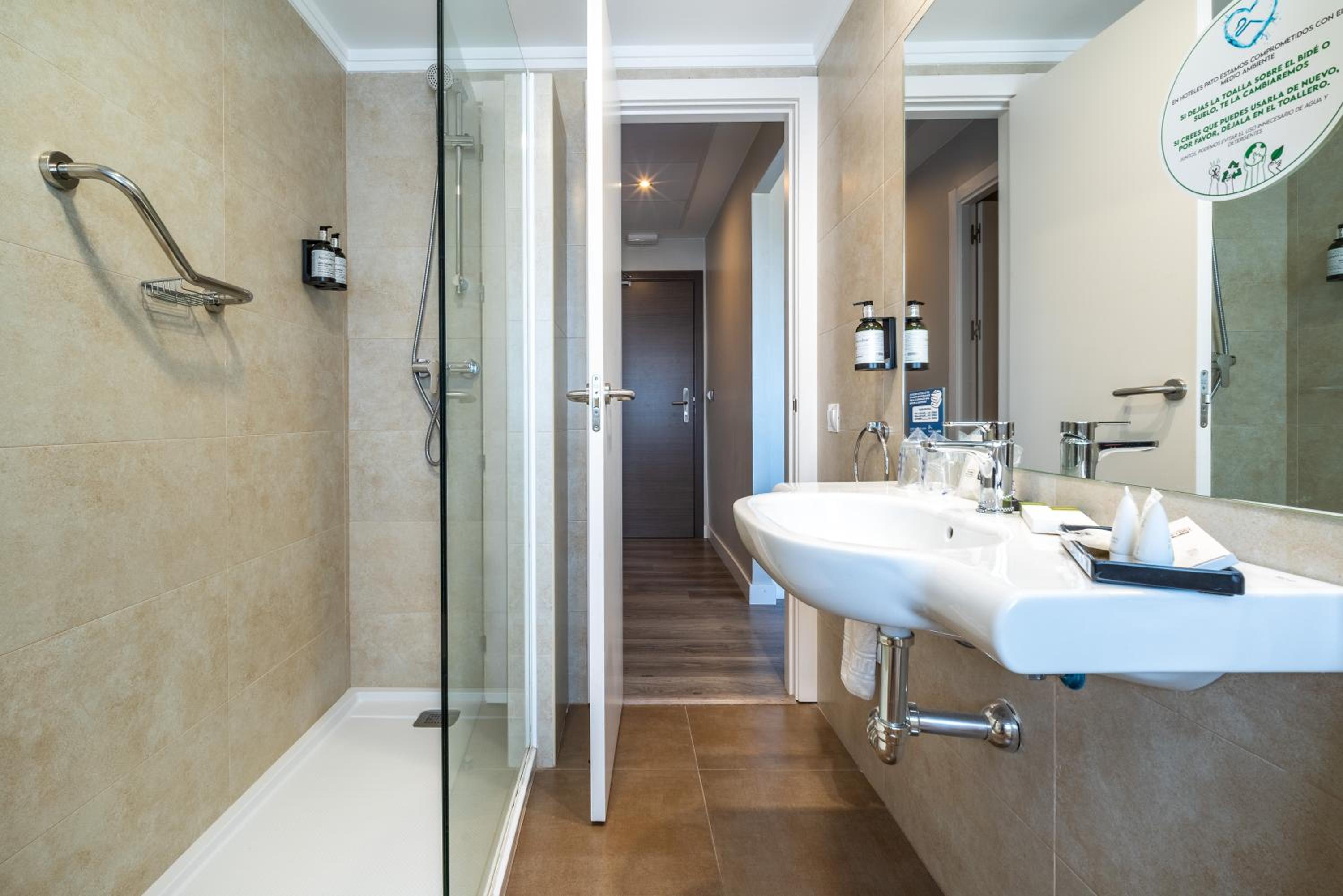 Quadruple Room - Photo 5