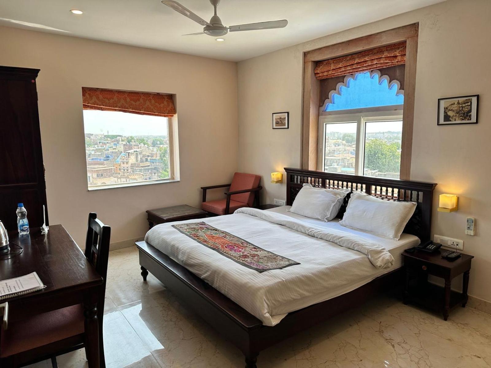 Standard Queen Room on 4th floor with Lakeview and Umaid Bhawan Palace view.  - Photo 3